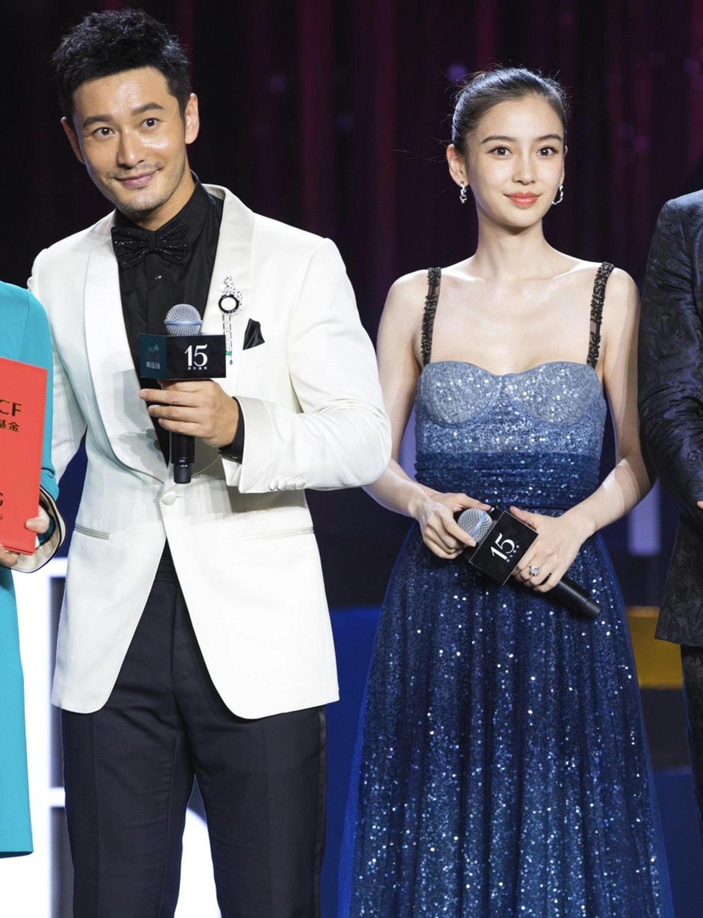 Angelababy vẫn gửi lời chúc mừng hôn lễ của em họ Huỳnh Hiểu Minh. Angelababy vẫn gửi lời chúc mừng hôn lễ của em họ Huỳnh Hiểu Minh.