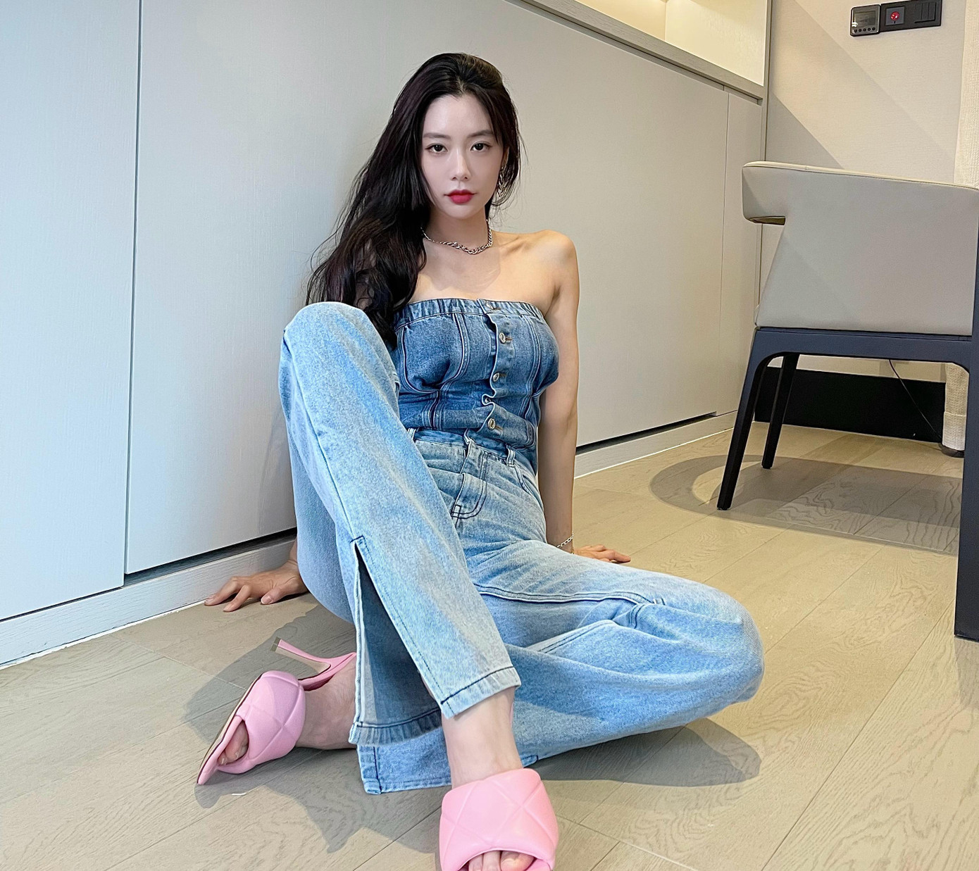 Hồi đầu năm, màn múa của Clara Lee trong bộ phim Nam Tống quỷ sự: Quỷ Phàn Lâu nhận được đánh giá cao của công chúng. Nữ diễn viên có sự nổi tiếng nhất định, dù không phải nữ chính, cô cũng được nhà sản xuất PR mạnh, nhằm thu hút khán giả nam. Theo Sohu, nhiều lần Clara Lee bị nhà sản xuất biến thành công cụ câu khách. Trong Âm dương họa bì, cô cũng đóng phụ cho đàn em Đỗ Vũ Thần.