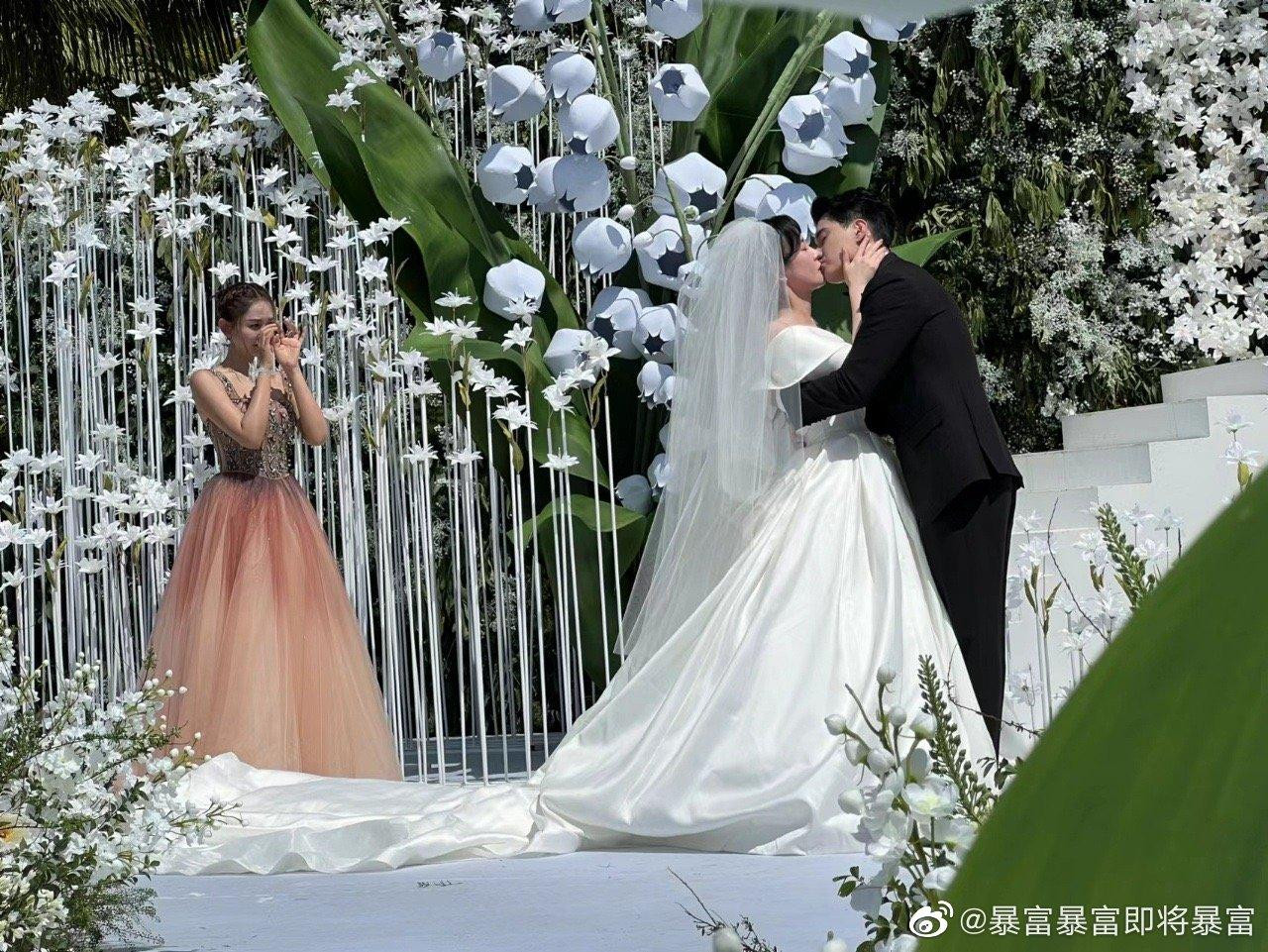 Trương Mông sinh năm 1988, tốt nghiệp Học viện Điện ảnh Bắc Kinh. Cô từng được đánh giá là mỹ nhân cổ trang thế hệ mới và nhận ưu ái từ nhà sản xuất, biên kịch. Trương Mông được đóng vai chính trong các phim như Mỹ nhân vô lệ, Tân Thiên long bát bộ, tham gia Thiên nhai minh nguyệt đao hay Cổ kiếm kỳ đàm.