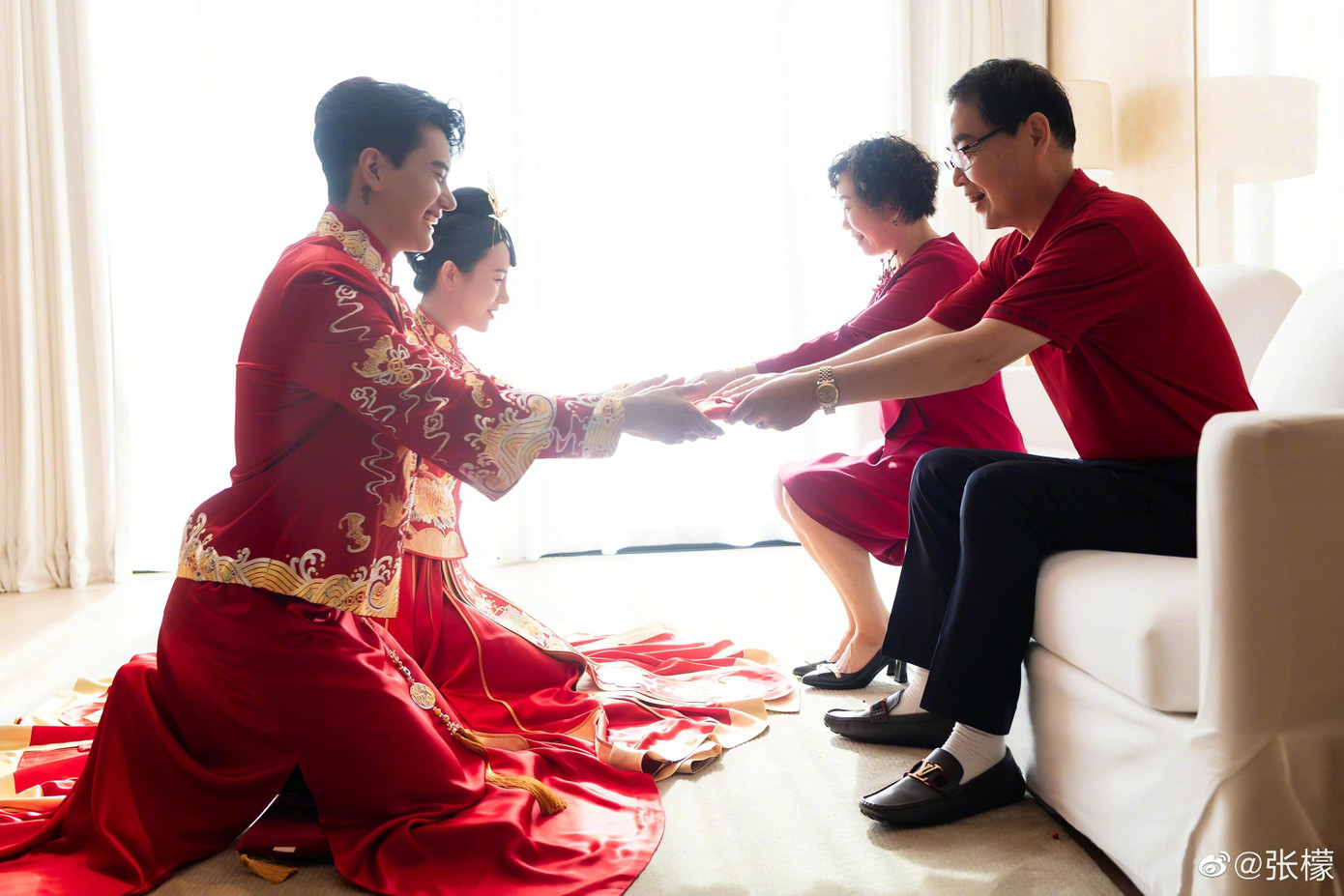 Hai nghệ sĩ quỳ dâng trà cho cha mẹ nữ diễn viên. "Chúng tôi muốn cùng nhau xây dựng một gia đình hạnh phúc. Nếu có thể lựa chọn, tôi muốn kiếp sau, kiếp sau, kiếp sau nữa cũng được ở bên anh ấy", Trương Mông chia sẻ.