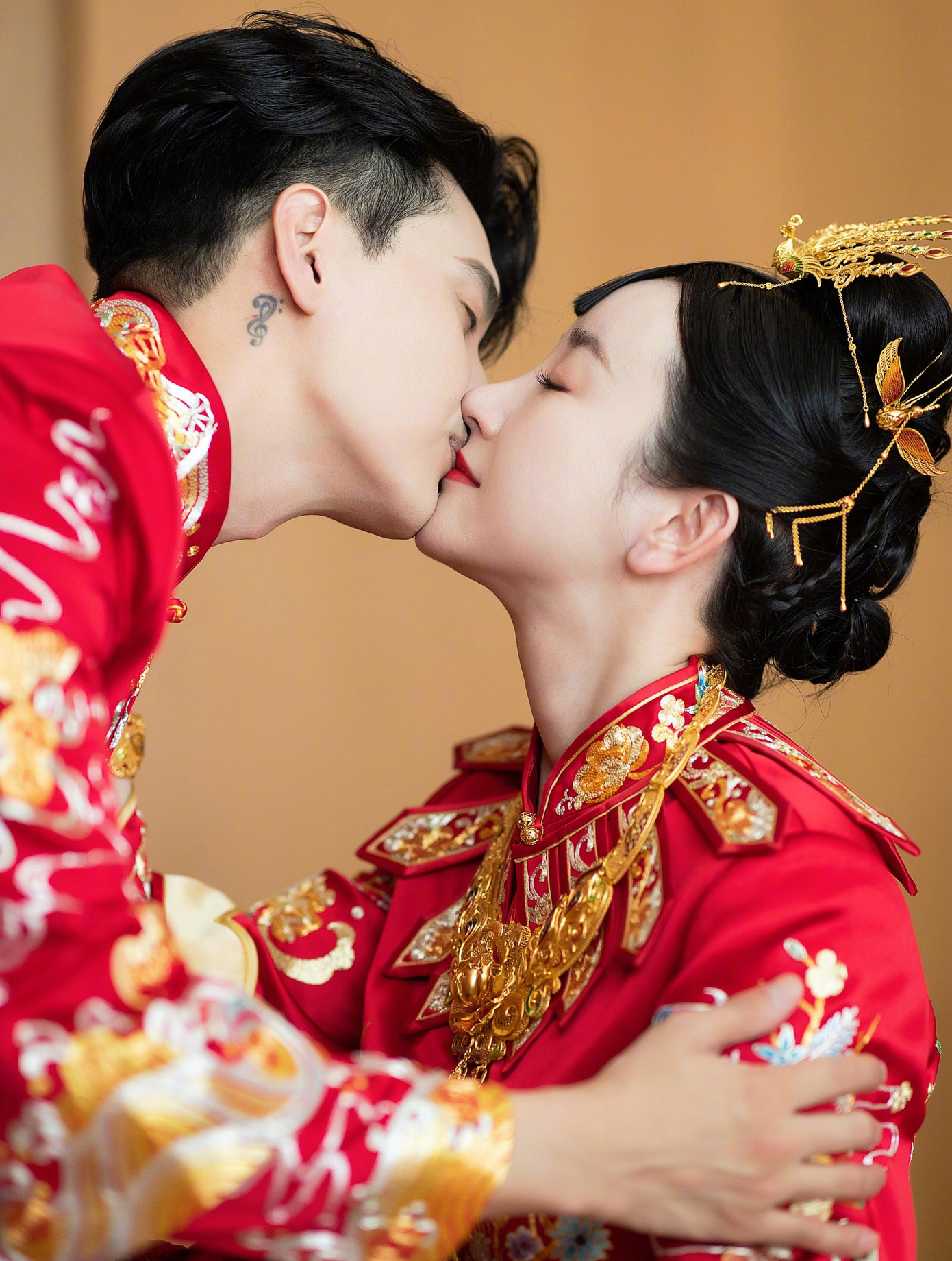 Trương Mông và Kim Thánh Ân bắt đầu hẹn hò từ năm 2020. Lúc đầu, chuyện tình của họ gây ồn ào vì bạn gái cũ của nam MC là Trần Mộc Mộc tố Trương Mông chen vào tình cảm của cô. Đáng nói là nữ diễn viên Thiên long bát bộ từng nhiều bị chỉ trích là người thứ ba, khiến danh tiếng và sự nghiệp của cô bị ảnh hưởng nghiêm trọng. Scandal tình ái chỉ dừng lại khi Kim Thánh Ân lên tiếng bảo vệ Trương Môn và đe dọa sẽ tố cáo Trần Mộc Mộc.