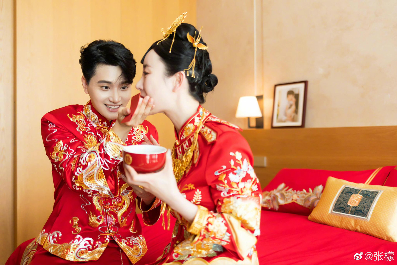 Ngày 20/10, Sina đưa tin nữ diễn viên Trương Mông và MC người Hàn Quốc Kim Eun Sung (tên tiếng Trung là Kim Thánh Ân) tổ chức hôn lễ tại đảo Tam Á theo cả phong cách truyền thống và hiện đại.