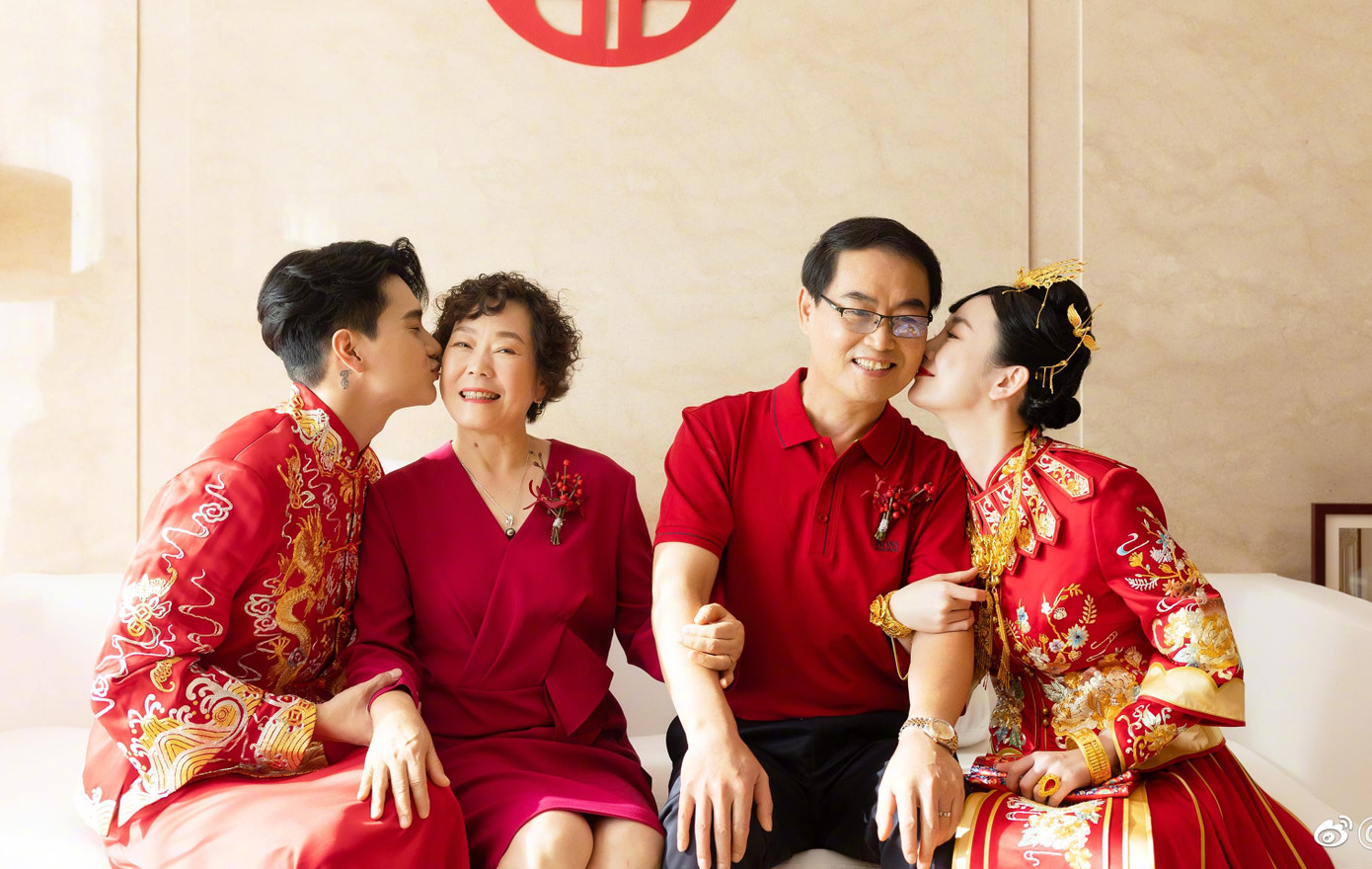 Kim Thánh Ân thể hiện sự thân thiết với cha mẹ vợ. Trương Mông được tặng nhiều trang sức bằng vàng.