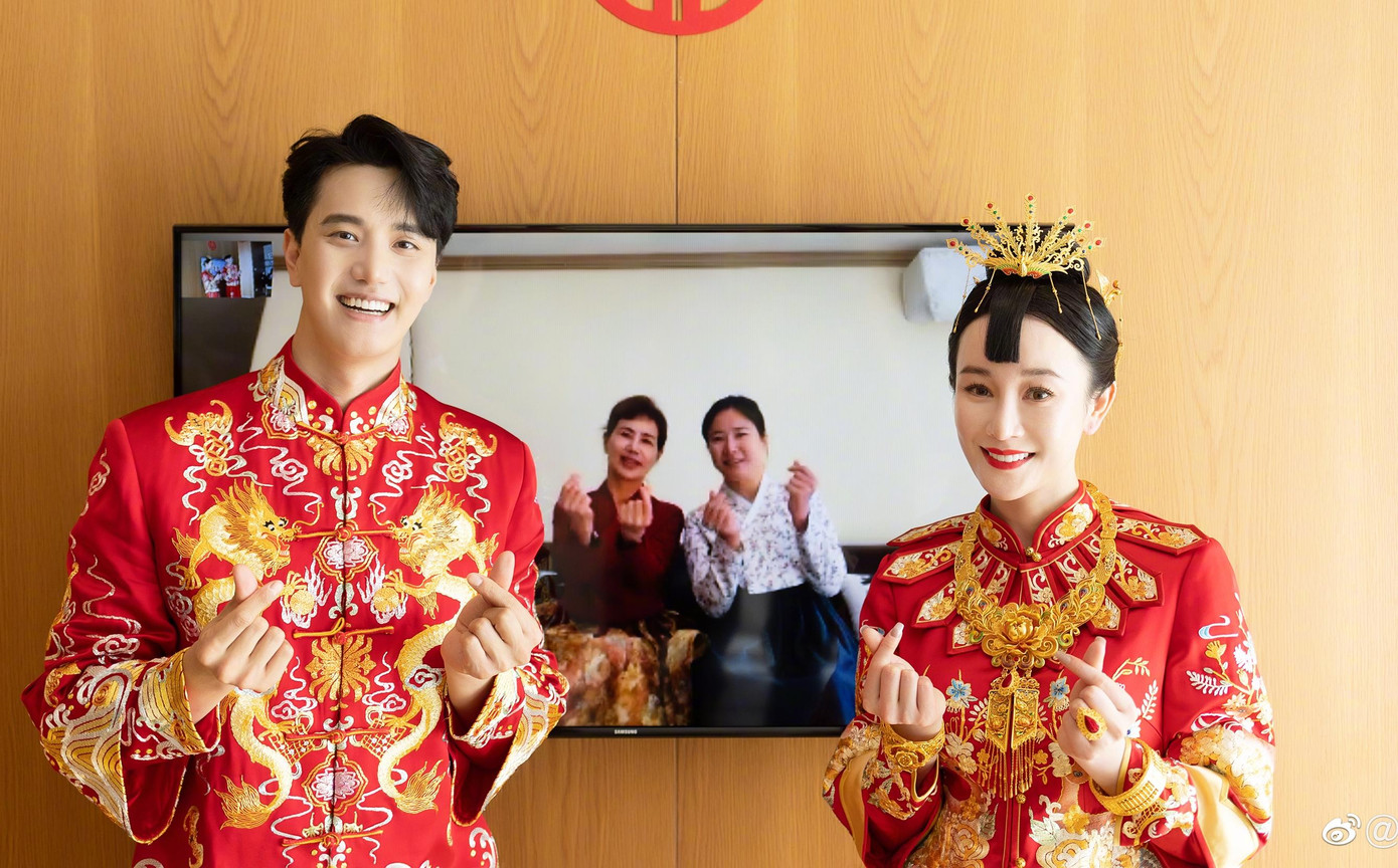 Hai nghệ sĩ đã đăng ký kết hôn, trở thành vợ chồng từ tháng 2. Tuy nhiên, lễ cưới của họ phải hoãn lại do dịch bệnh. Cũng vì lý do này, người thân của Kim Thánh Ân không thể sang Trung Quốc dự hôn lễ của con trai. Trong ngày trọng đại, vợ chồng Trương Mông đã kết nối livestream để gia đình bên Hàn Quốc cùng chứng kiến khoảnh khắc hạnh phúc của hai nghệ sĩ.