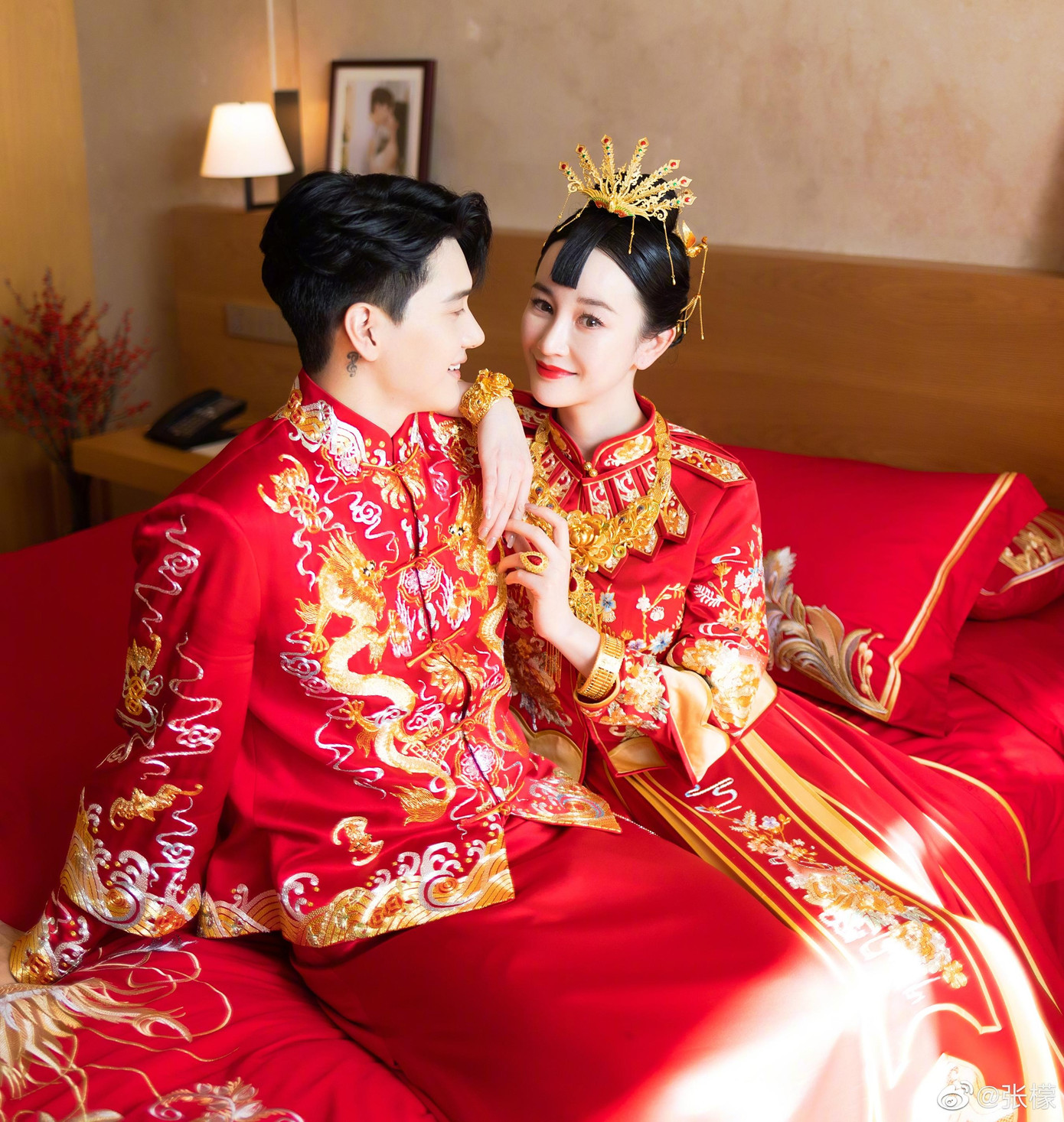 Trương Mông và Kim Thánh Ân mặc lễ phục phong cách truyền thống. Bên dưới bài đăng có nhiều bình luận khen ngợi lễ phục đẹp, chúc mừng Trương Mông đã tìm được tình yêu sau nhiều sóng gió trong đời tư.