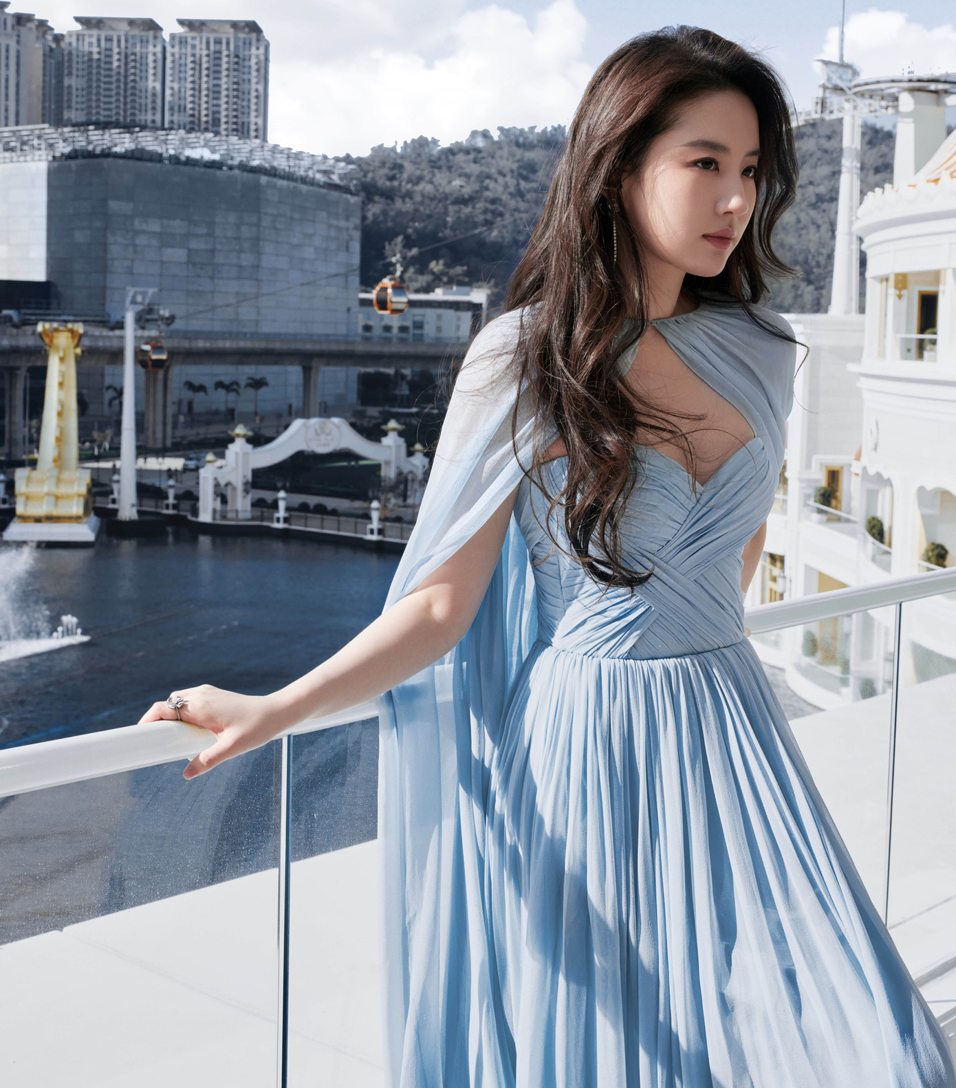 Trong thời gian lên sóng, Mộng hoa lục của Lưu Diệc Phi đã nhận được nhiều lời khen ngợi về tạo hình, cảnh quay đẹp, chỉn chu. Trang CCTV đánh giá Mộng hoa lục là một trong 3 bộ phim truyền hình hot nhất năm 2022, xứng danh &quot;đại bạo&quot;. Phim được chấm 8/10 điểm chất lượng trên trang đánh giá Douban.