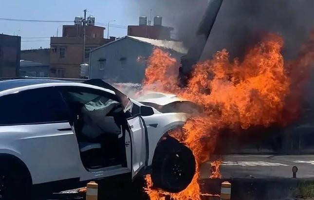 Xe của Lâm Chí Dĩnh mất tay lái, đâm vào cột mốc và bốc cháy khi đang chở con trai đến trường đua.