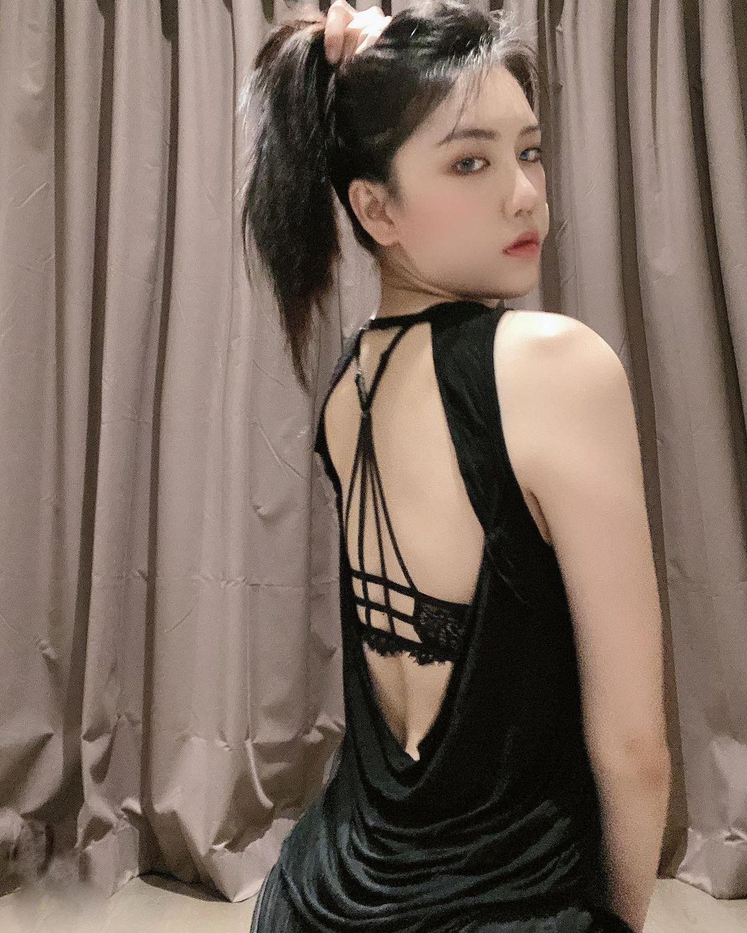 Theo HK01, Lebara theo đuổi phong cách nóng bỏng. Cô thường mặc váy ngắn để khoe đôi chân dài hơn 1 m. Lebara hiện là người mẫu thuộc công ty NOW Models. Cô từng quay quảng cáo với nam diễn viên Viên Vỹ Hào.