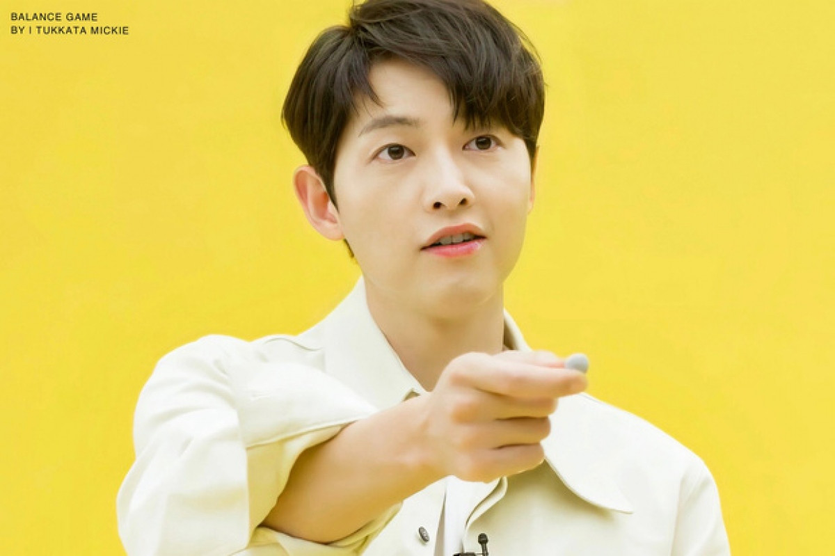 Song Joong Ki được đánh giá cao nhờ hành động công khai tình cảm và việc chủ động bảo vệ bạn gái là người ngoài ngành giải trí. Song Joong Ki được đánh giá cao nhờ hành động công khai tình cảm và việc chủ động bảo vệ bạn gái là người ngoài ngành giải trí.