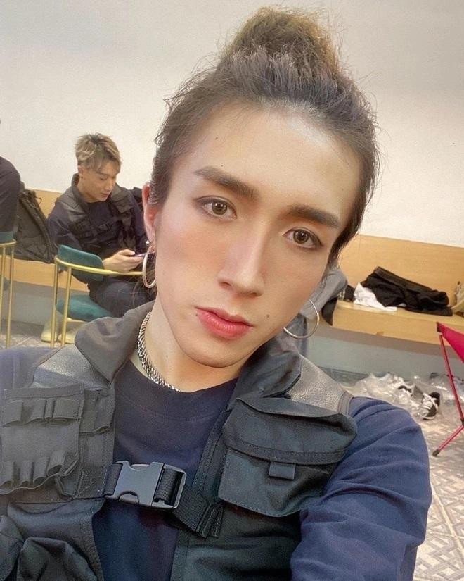 Lý Khải Ngôn bị chẩn đoán liệt tứ chi sau khi bị tai nạn. Hiện tại, việc hồi phục của anh gặp nhiều khó khăn,