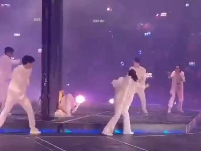 Vụ rơi màn hình trong đêm nhạc của nhóm Mirror bị đánh giá là "thảm kịch kinh hoàng" của giới giải trí Hương Cảng.