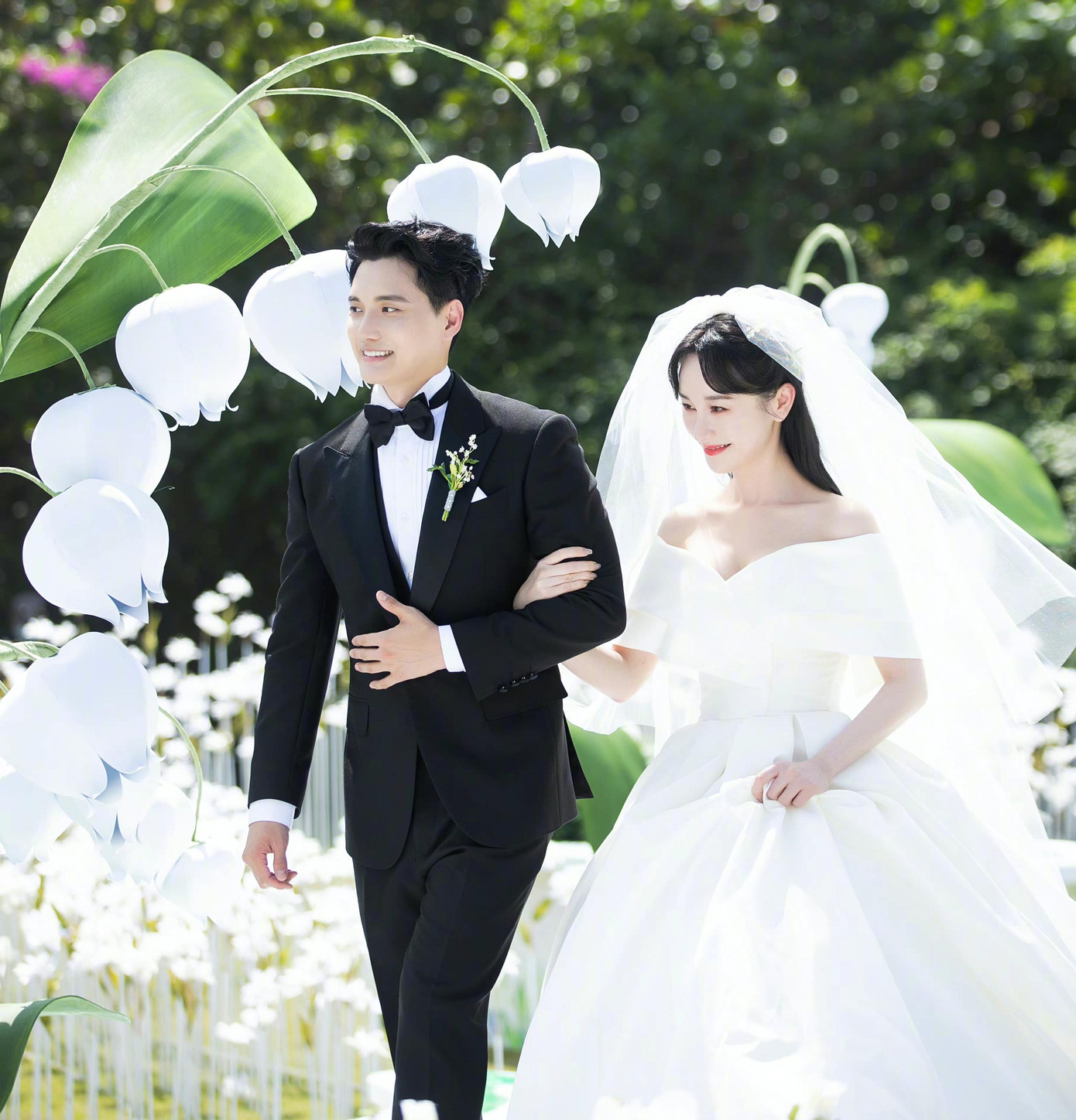 Tuy nhiên, nữ diễn viên có quyết định sai lầm khi đi chỉnh sửa nhan sắc. Cô bị di chứng thẩm mỹ dẫn tới gương mặt căng phồng, cứng đờ. Từ đó, sự nghiệp của Trương Mông cũng dần xuống dốc. Mới đây, Trương Mông đóng chính trong phim Tân họa bì nhưng tác phẩm bị chê có chất lượng thấp, lạm dụng cảnh gợi cảm.