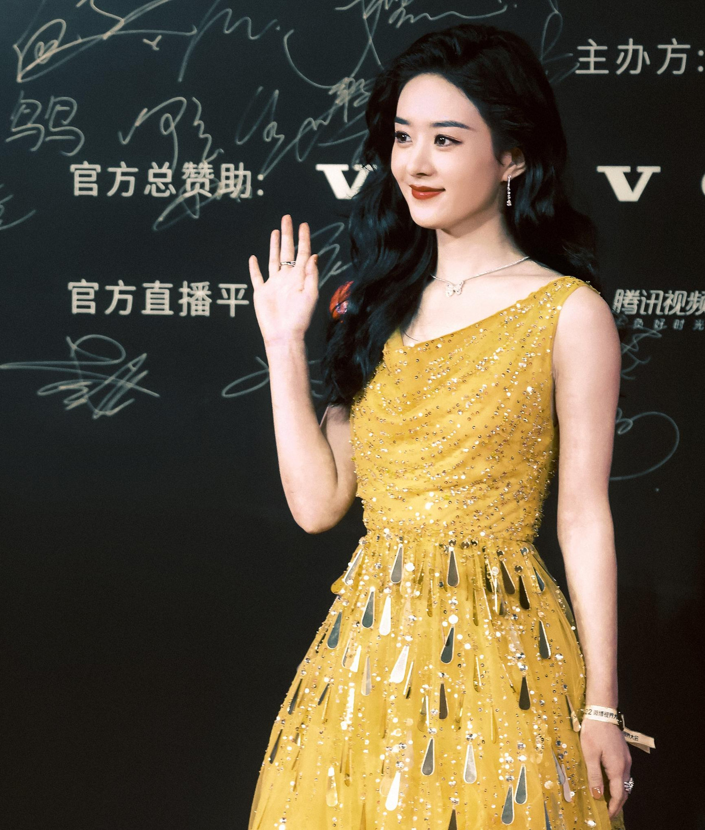 Sina đưa tin có tới nửa giới nghệ sĩ tụ hội trong sự kiện Đêm hội tầm nhìn Weibo diễn ra vào tối 29/11. Trong đó có các diễn viên trẻ như Triệu Lệ Dĩnh, Angelababy, Tiêu Chiến, Triệu Lộ Tư, Vương Hạc Đệ, Trần Phi Vũ, Quan Hiểu Đồng, Trương Thiên Ái, Đàn Kiện Thứ, Dương Siêu Việt, Kim Thần, Hứa Ngụy Châu, Mạnh Tử Nghĩa, Trần Triết Viễn, Ân Đào, Đặng Tử Kỳ, Bạch Vũ Phàm, Dương Địch... Angelababy gây chú ý với trang phục gợi cảm khoe bờ vai thon gầy. Triệu Lệ Dĩnh trang điểm theo phong cách Hong Kong, đẹp mặn mà nhưng cũng già dặn hơn. Sina đưa tin có tới nửa giới nghệ sĩ tụ hội trong sự kiện Đêm hội tầm nhìn Weibo diễn ra vào tối 29/11. Trong đó có các diễn viên trẻ như Triệu Lệ Dĩnh, Angelababy, Tiêu Chiến, Triệu Lộ Tư, Vương Hạc Đệ, Trần Phi Vũ, Quan Hiểu Đồng, Trương Thiên Ái, Đàn Kiện Thứ, Dương Siêu Việt, Kim Thần, Hứa Ngụy Châu, Mạnh Tử Nghĩa, Trần Triết Viễn, Ân Đào, Đặng Tử Kỳ, Bạch Vũ Phàm, Dương Địch... Angelababy gây chú ý với trang phục gợi cảm khoe bờ vai thon gầy. Triệu Lệ Dĩnh trang điểm theo phong cách Hong Kong, đẹp mặn mà nhưng cũng già dặn hơn.