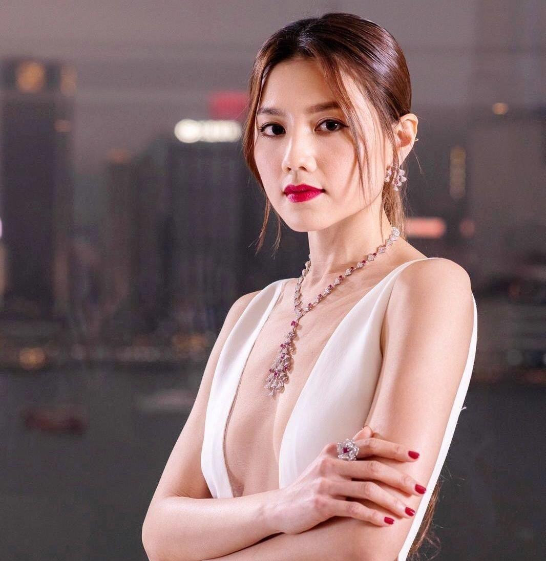 Châu Tú Na và Đàm Ngạn Tuấn có cảnh đối đầu trong hang động, do đó không kịp chạy ra ngoài khi hang ngập nước. Ảnh: HK01.