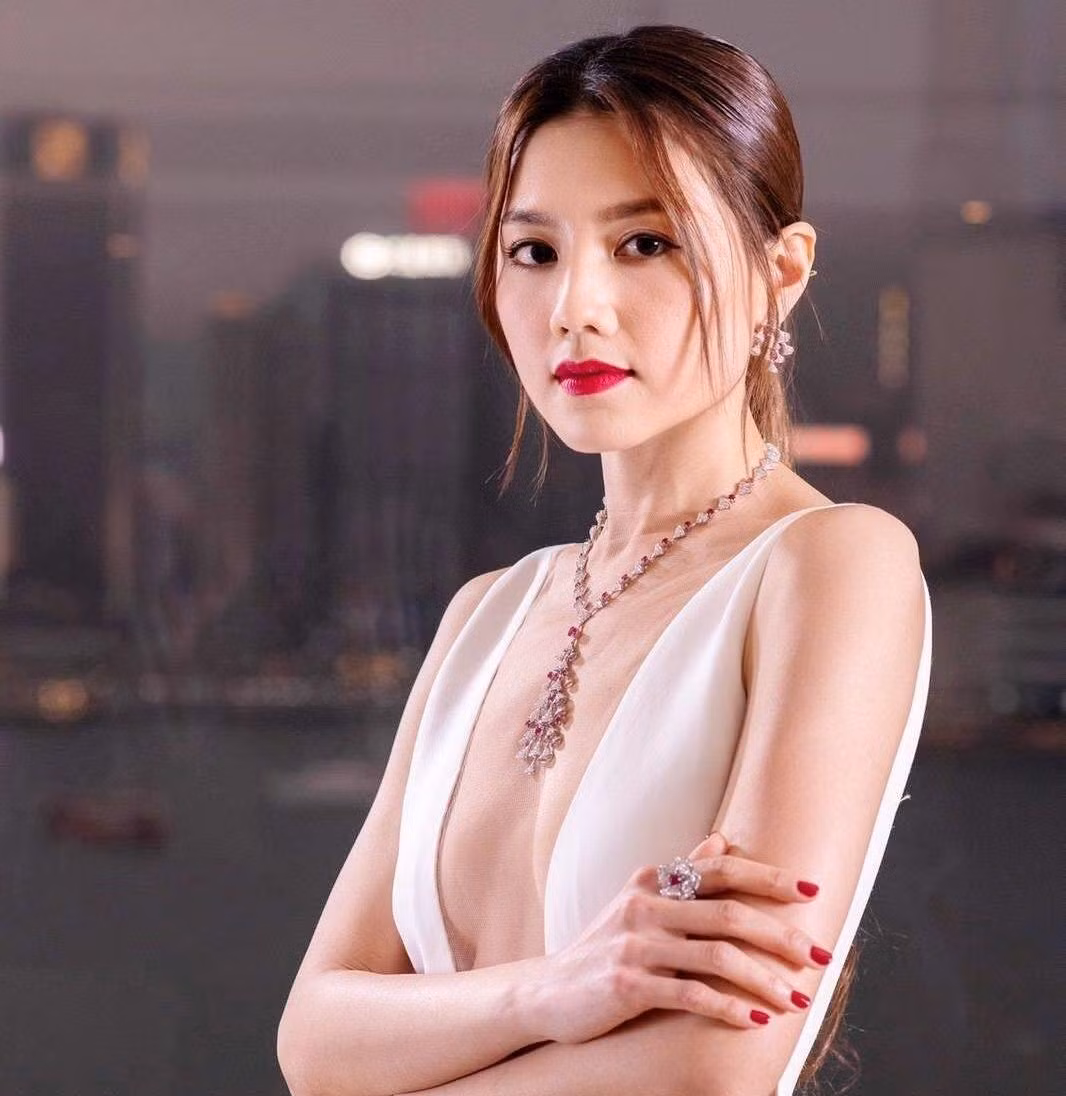 Châu Tú Na và Đàm Ngạn Tuấn có cảnh đối đầu trong hang động, do đó không kịp chạy ra ngoài khi hang ngập nước. Ảnh: HK01.