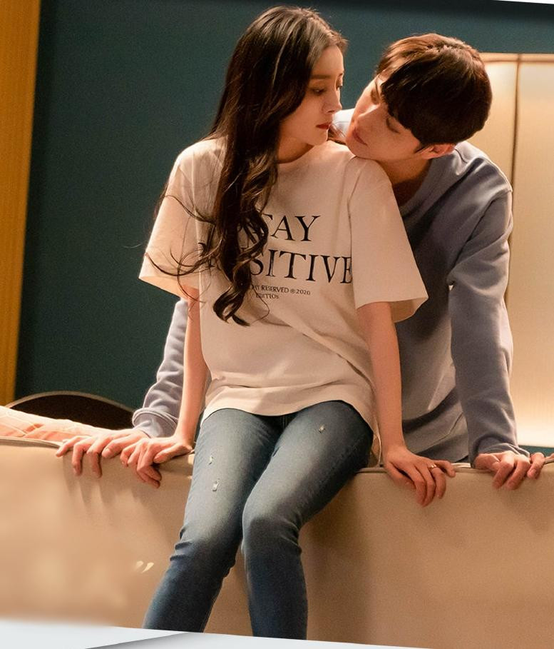 Dương Mịch và Hứa Khải được đánh giá là đẹp đôi bên nhau dù có khoảng cách tuổi tác hơn kém 9 tuổi. Dương Mịch và Hứa Khải được đánh giá là đẹp đôi bên nhau dù có khoảng cách tuổi tác hơn kém 9 tuổi.