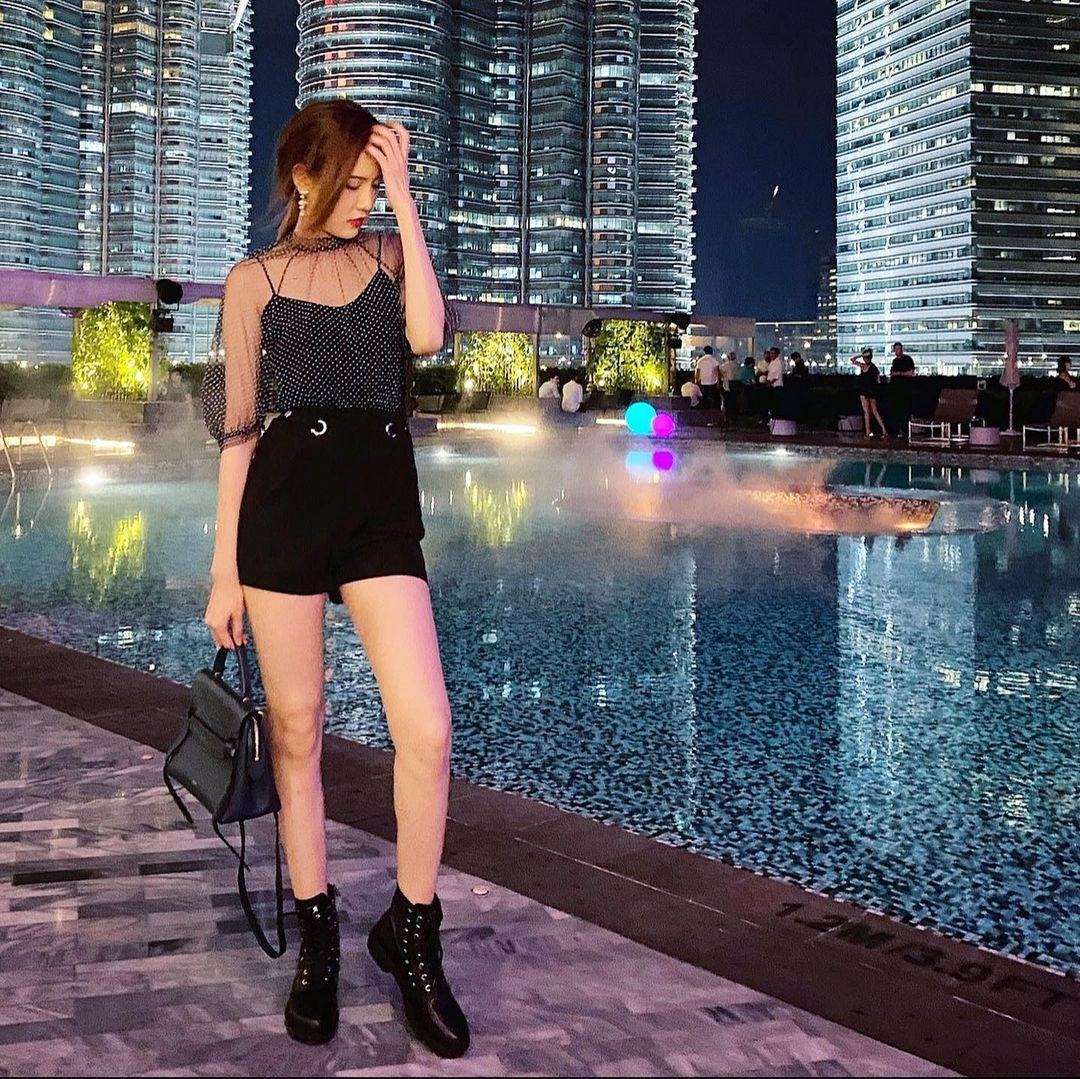 HK01 cho biết cha nuôi Dư Cẩm Cơ của cô là doanh nhân có tiếng trong giới kinh tế. Nhờ đó, Lebara được coi là thiên kim tiểu thư, nhận lời mời tham gia những bữa tiệc hạng sang. Cô cũng thường chia sẻ về cuộc sống xa hoa, du lịch nhiều nơi trên thế giới ở trang cá nhân.