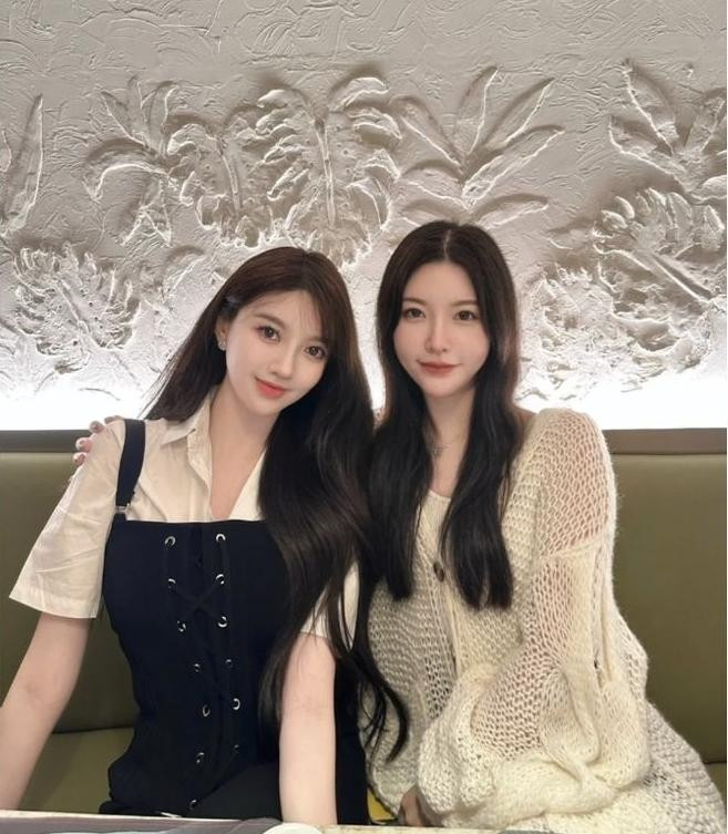 Huỳnh Hiểu Minh chụp ảnh cùng bạn của Diệp Kha.