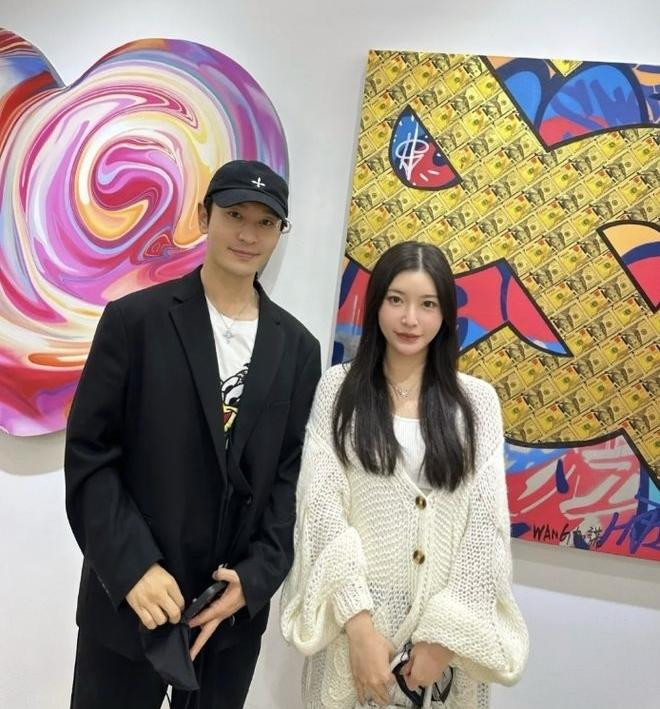 Huỳnh Hiểu Minh chụp ảnh cùng bạn của Diệp Kha.