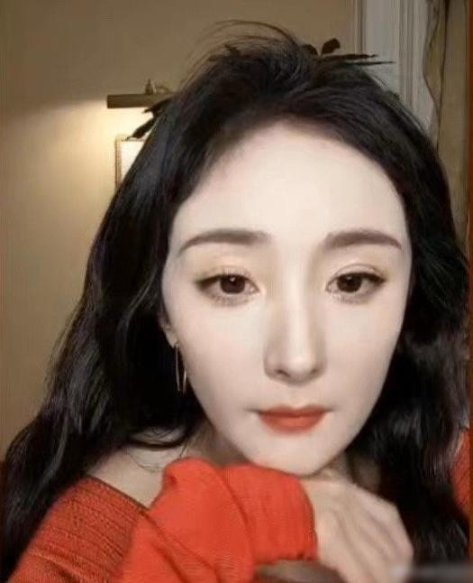 Hình ảnh Dương Mịch trong buổi livestream khác ảnh tự đăng. Hình ảnh Dương Mịch trong buổi livestream khác ảnh tự đăng.