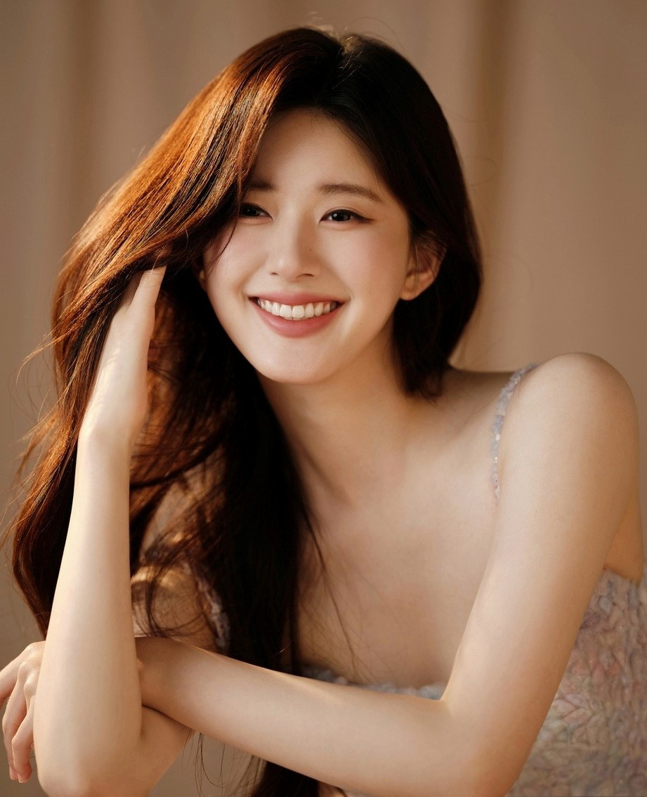 Triệu Lộ Tư gây tranh cãi khi không tự cởi giày mà mải bấm điện thoại. Triệu Lộ Tư gây tranh cãi khi không tự cởi giày mà mải bấm điện thoại.