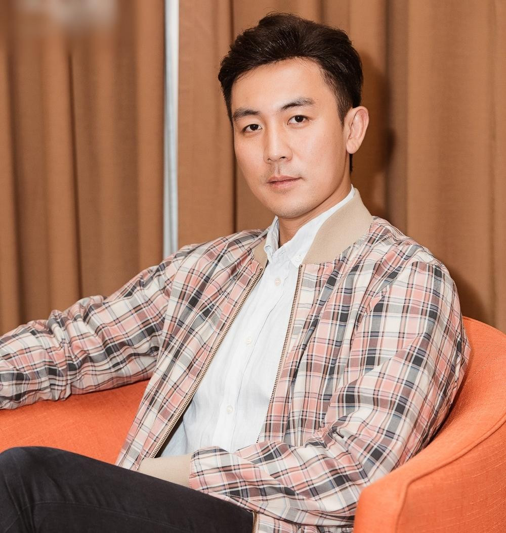 Châu Tú Na và Đàm Ngạn Tuấn có cảnh đối đầu trong hang động, do đó không kịp chạy ra ngoài khi hang ngập nước. Ảnh: HK01.