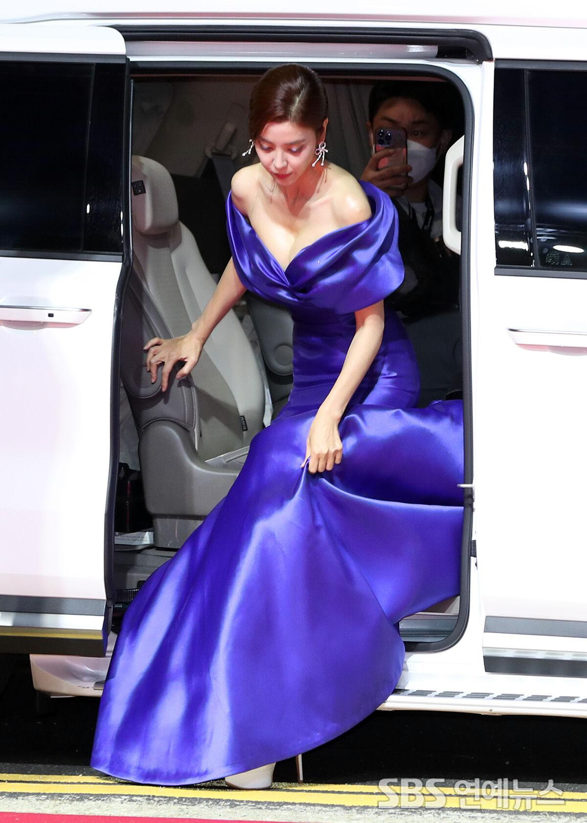 Ngôi sao Giày thủy tinh Kim Gyuri được đánh giá là có trang phục gợi cảm nhất trong sự kiện. Kim Gyuri nổi bật với bộ váy xanh khoe vòng một nóng bỏng.