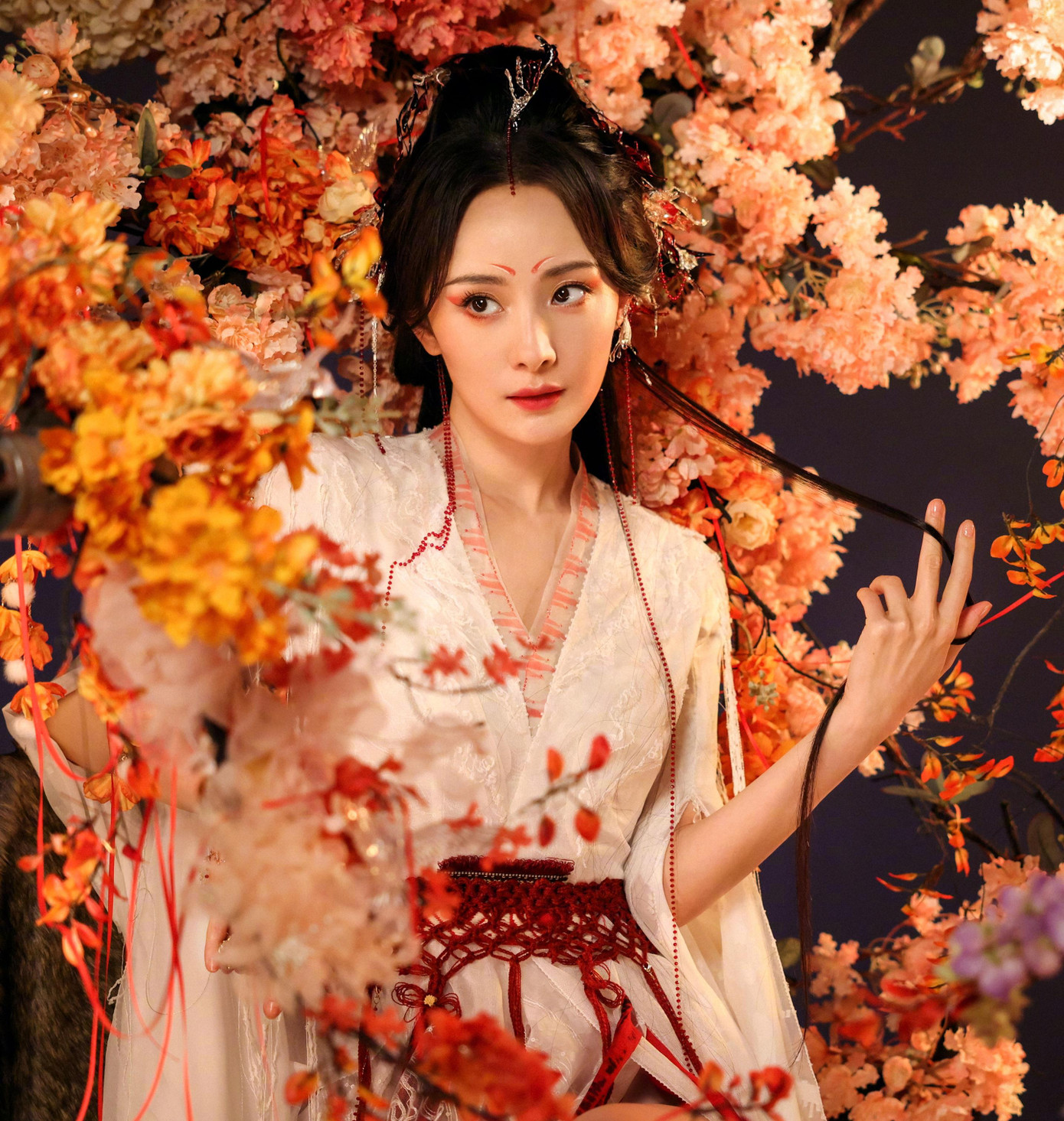 Tạo hình hồ ly của Dương Mịch trong Hồ yêu tiểu hồng nương: Nguyệt hồng thiên được khen ngợi hết lời. Tạo hình hồ ly của Dương Mịch trong Hồ yêu tiểu hồng nương: Nguyệt hồng thiên được khen ngợi hết lời.