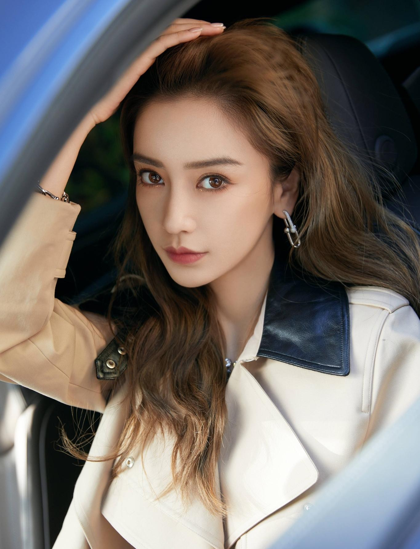 Angelababy và đàn em Lâm Nhất gặp nhau nhiều lần thông qua các chương trình giải trí và sự kiện.
