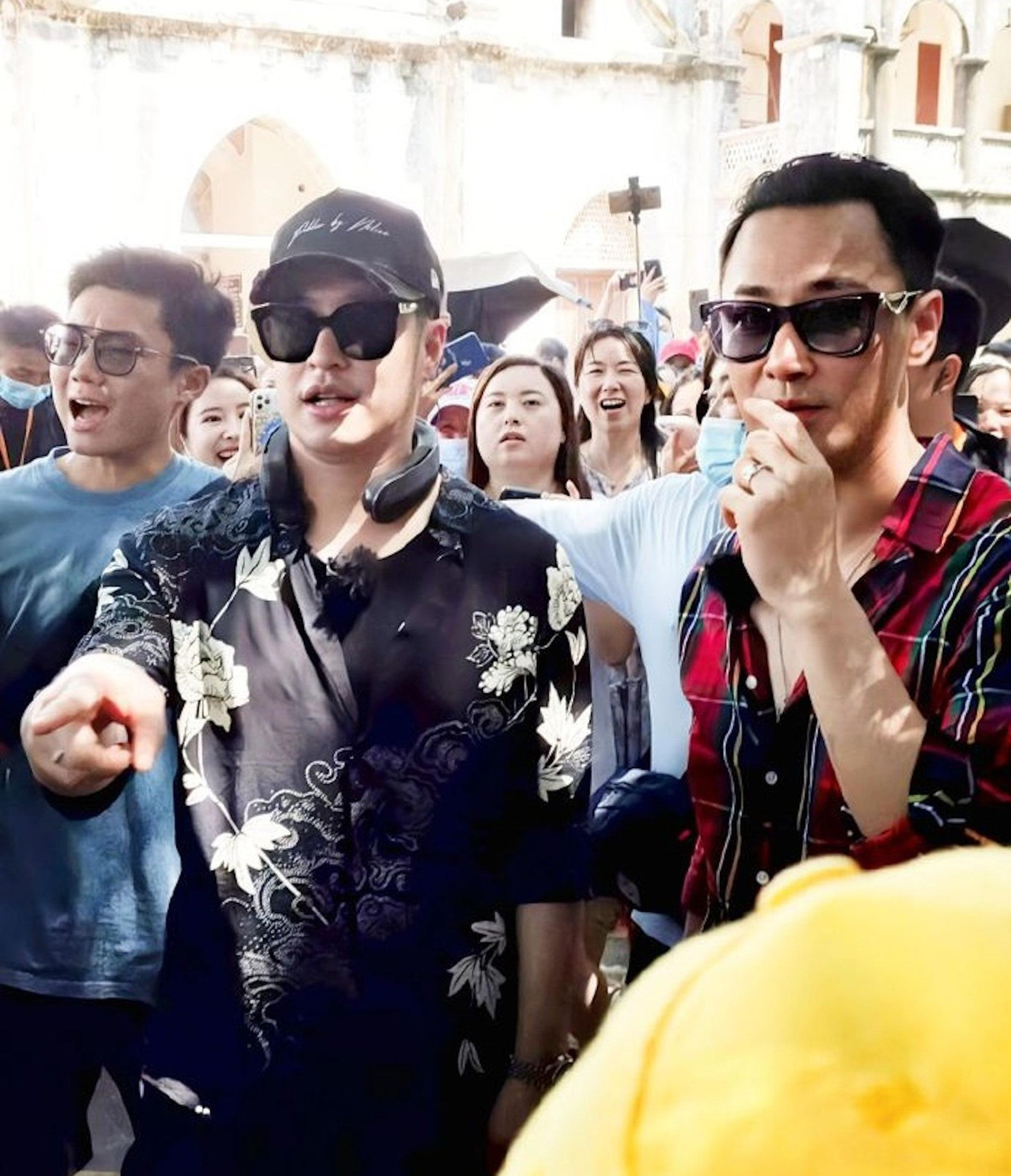 Hàng trăm khán giả chen lấn để nhìn Lâm Phong khi anh ghi hình ngoài trời.