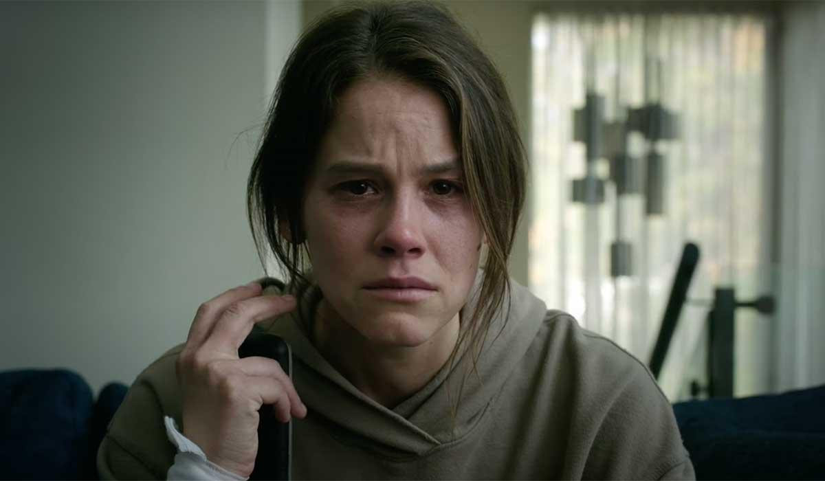 Trong phim, Sosie Bacon vào vai nữ bác sĩ mắc chứng PTSD sau khi tận mắt chứng kiến một bệnh nhân tự tử.