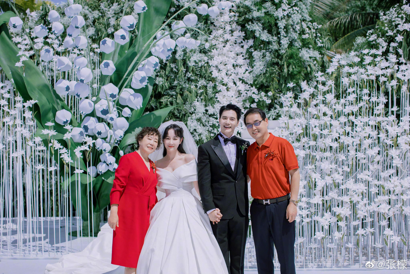 Hai nghệ sĩ đã đăng ký kết hôn, trở thành vợ chồng từ tháng 2. Tuy nhiên, lễ cưới của họ phải hoãn lại do dịch bệnh. Cũng vì lý do này, người thân của Kim Ân Thánh không thể sang Trung Quốc dự hôn lễ của con trai. Trong ngày trọng đại, vợ chồng Trương Mông đã kết nối livestream để gia đình bên Hàn Quốc cùng chứng kiến khoảnh khắc hạnh phúc của hai nghệ sĩ. Trong ảnh là cha mẹ Trương Mông chụp ảnh kỷ niệm cùng các con.