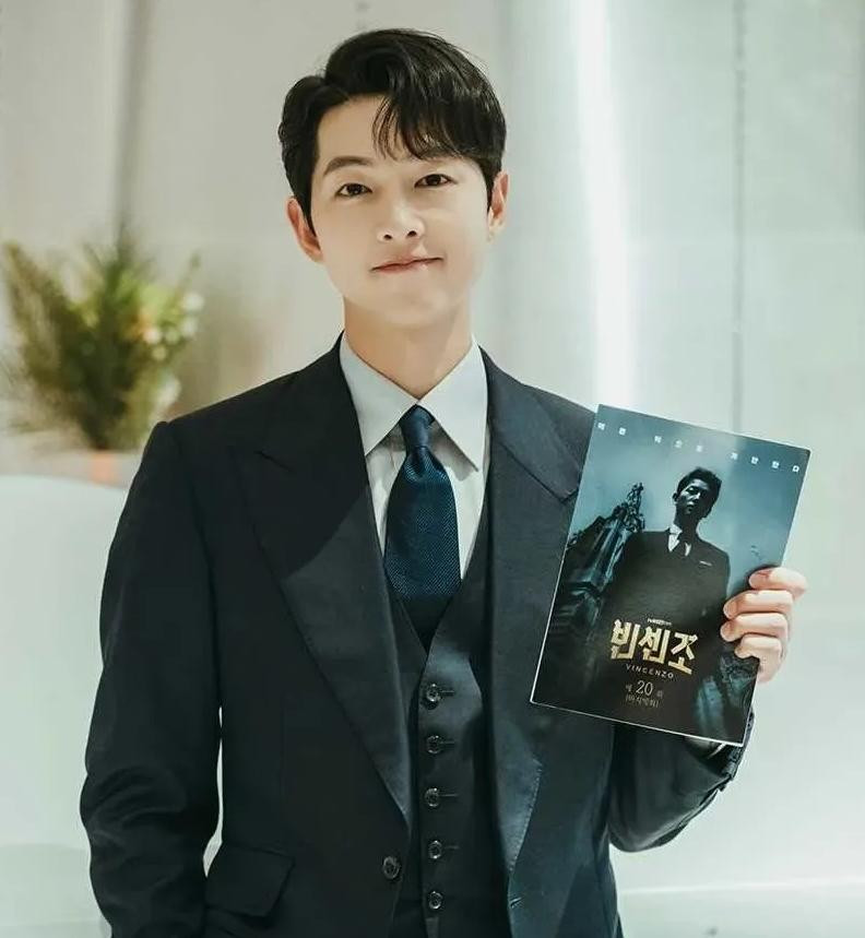 Tin hẹn hò của Song Joong Ki và Kim Tae Ri nhận phản hồi tích cực từ khán giả. Trước đó, tài tử Hậu duệ mặt trời đã trải qua một cuộc hôn nhân với đàn chị Song Hye Kyo. Họ kết hôn năm 2017 và đường ai nấy đi năm 2019. Tin hẹn hò của Song Joong Ki và Kim Tae Ri nhận phản hồi tích cực từ khán giả. Trước đó, tài tử Hậu duệ mặt trời đã trải qua một cuộc hôn nhân với đàn chị Song Hye Kyo. Họ kết hôn năm 2017 và đường ai nấy đi năm 2019.