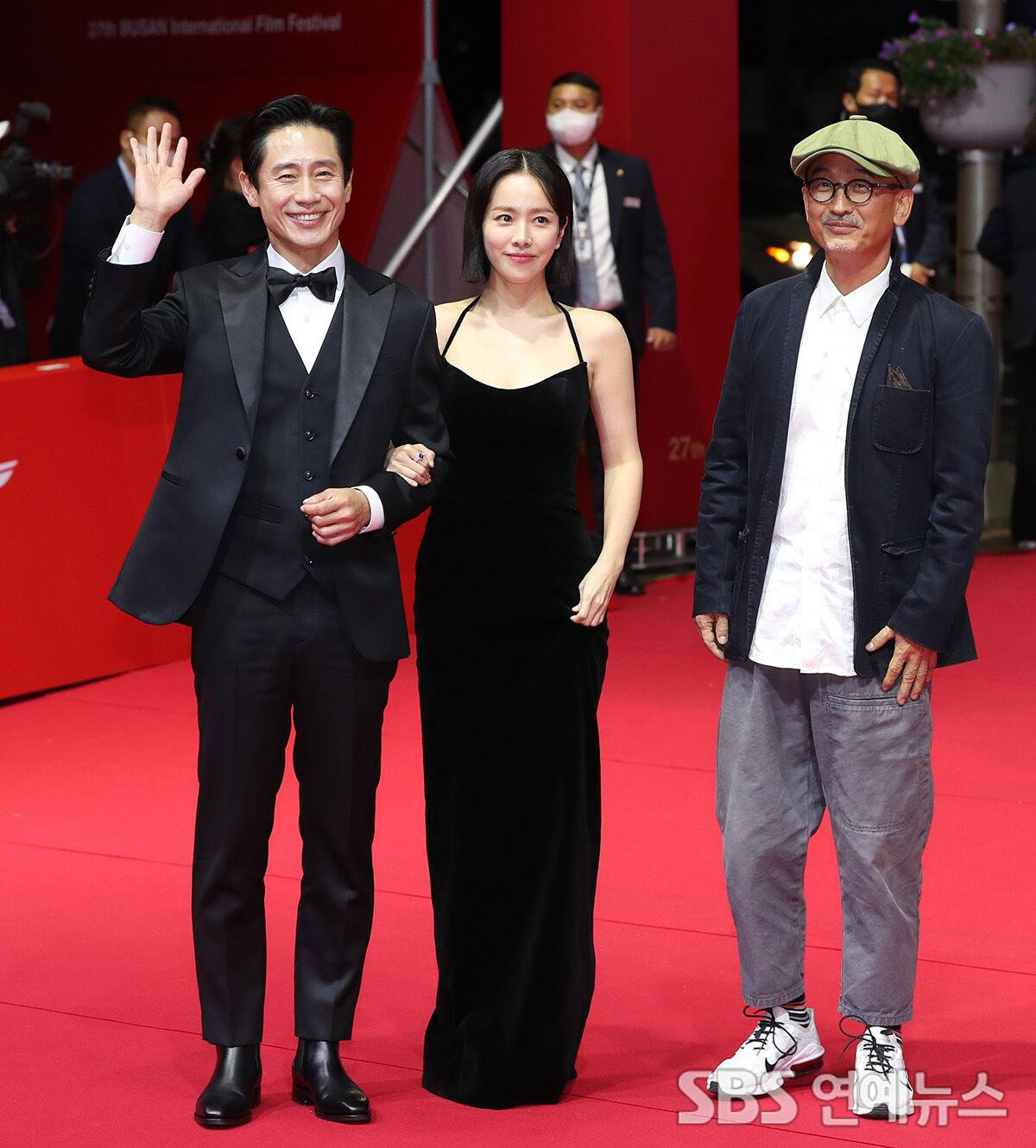 Nữ diễn viên Han Ji Min sánh đôi bên tài tử Shin Ha Kyun trên thảm đỏ.