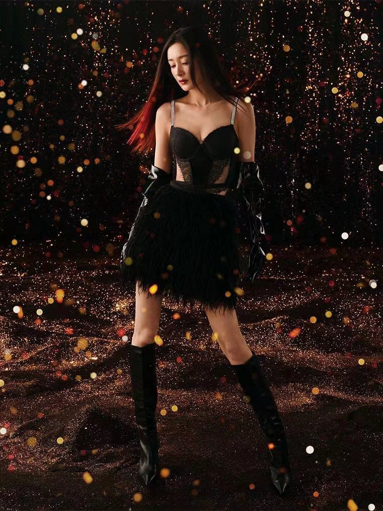 Chỉ với đôi chân đẹp, Dương Mịch đã được mời quảng cáo quần jean, tất da chân, giày đủ kiểu... Dương Mịch được coi là nghệ sĩ biết cách khai thác hết mức giá trị thương hiệu của mình. Cô còn có biệt danh "nữ hoàng mang hàng", khi mỗi sản phẩm mà Dương Mịch sử dụng đều nhanh chóng được người hâm mộ săn lùng. Chỉ với đôi chân đẹp, Dương Mịch đã được mời quảng cáo quần jean, tất da chân, giày đủ kiểu... Dương Mịch được coi là nghệ sĩ biết cách khai thác hết mức giá trị thương hiệu của mình. Cô còn có biệt danh "nữ hoàng mang hàng", khi mỗi sản phẩm mà Dương Mịch sử dụng đều nhanh chóng được người hâm mộ săn lùng.