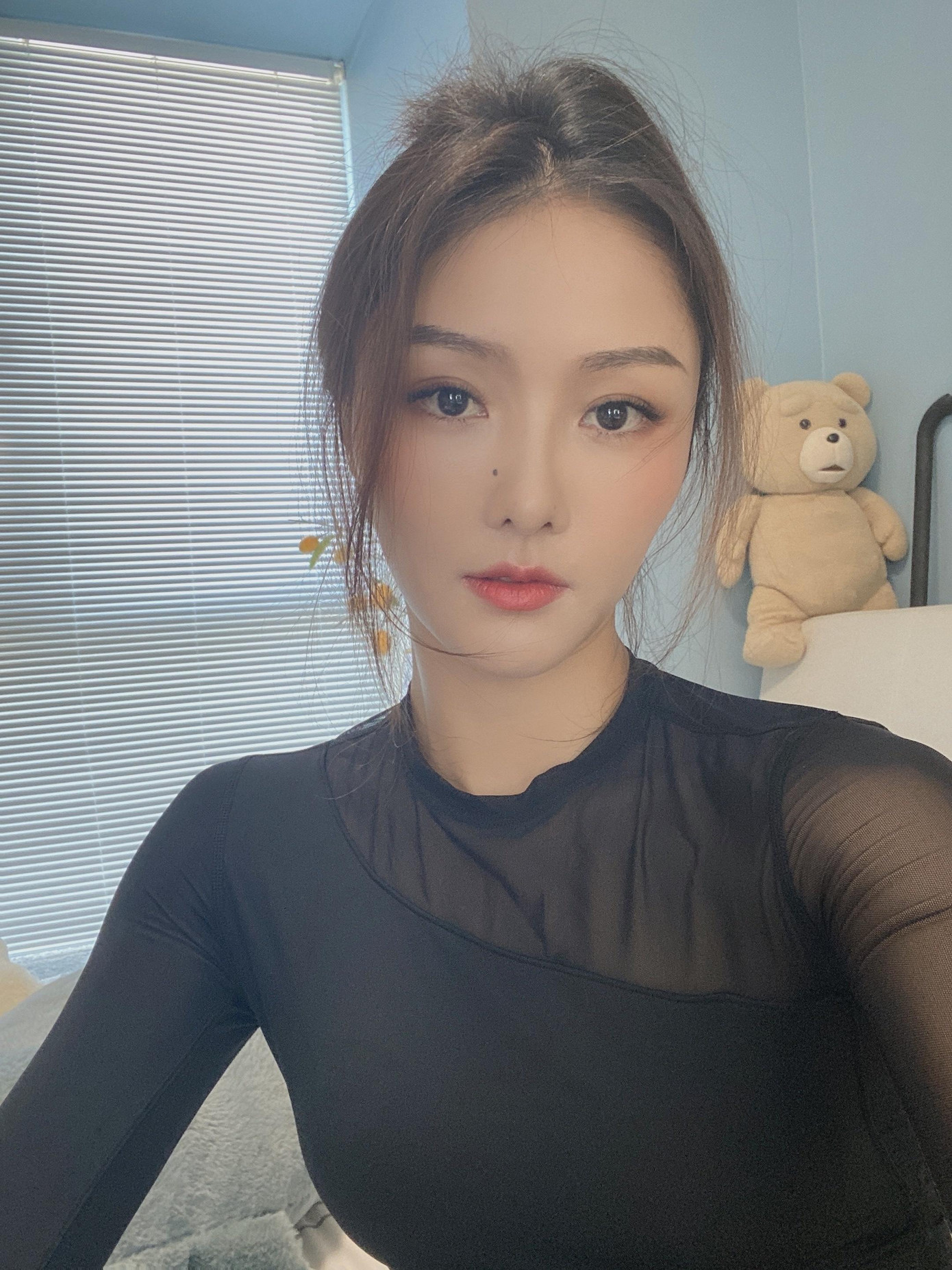 Người đẹp khác có nhiều đất diễn trong phim là Lý Mục Vân vai Từ Phán. Lý Mục Vân sinh năm 1995, xuất thân là ca sĩ, có lượng fan nhất định. Cô chưa có nhiều dự án đáng chú ý trong mảng phim ảnh.