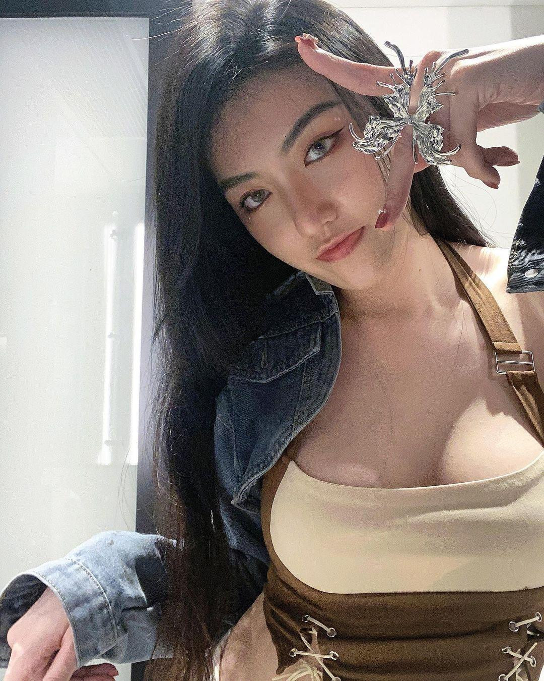 Theo HK01, nữ người mẫu người Malaysia nổi tiếng chỉ sau một đêm nhờ video hôn môi với ông trùm Hong Kong Tăng Chí Vỹ trong tiệc sinh nhật. Clip do chính cô đăng tải trên trang cá nhân đã trở thành tâm điểm bàn luận của giới giải trí Hong Kong. Tên tuổi của Lebara cũng nhờ đó được nhiều người biết tới hơn.