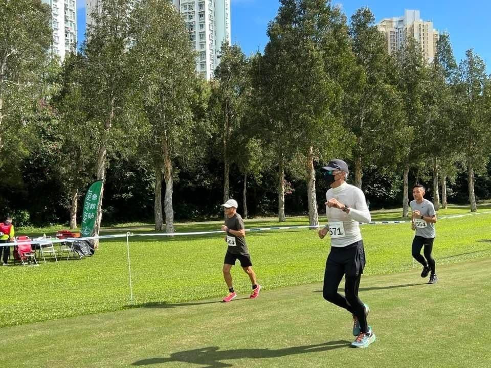 Châu Nhuận Phát giữ sức khỏe bằng cách chạy bộ. Châu Nhuận Phát giữ sức khỏe bằng cách chạy bộ.