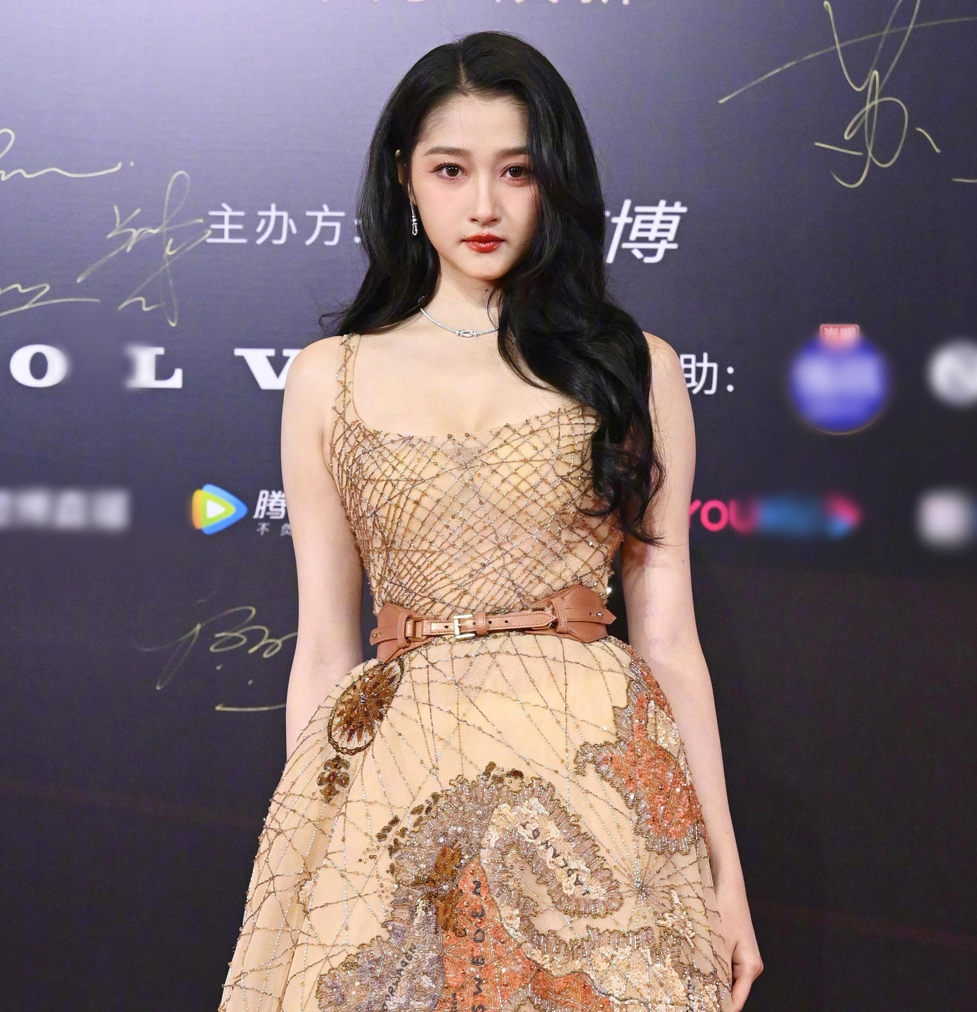 Quan Hiểu Đồng và Dương Siêu Việt cũng tỏa sáng trên thảm đỏ nhờ ưu thế về tuổi trẻ. Cả hai chọn trang phục gợi cảm nhưng không kém phần sang trọng. Quan Hiểu Đồng và Dương Siêu Việt cũng tỏa sáng trên thảm đỏ nhờ ưu thế về tuổi trẻ. Cả hai chọn trang phục gợi cảm nhưng không kém phần sang trọng.