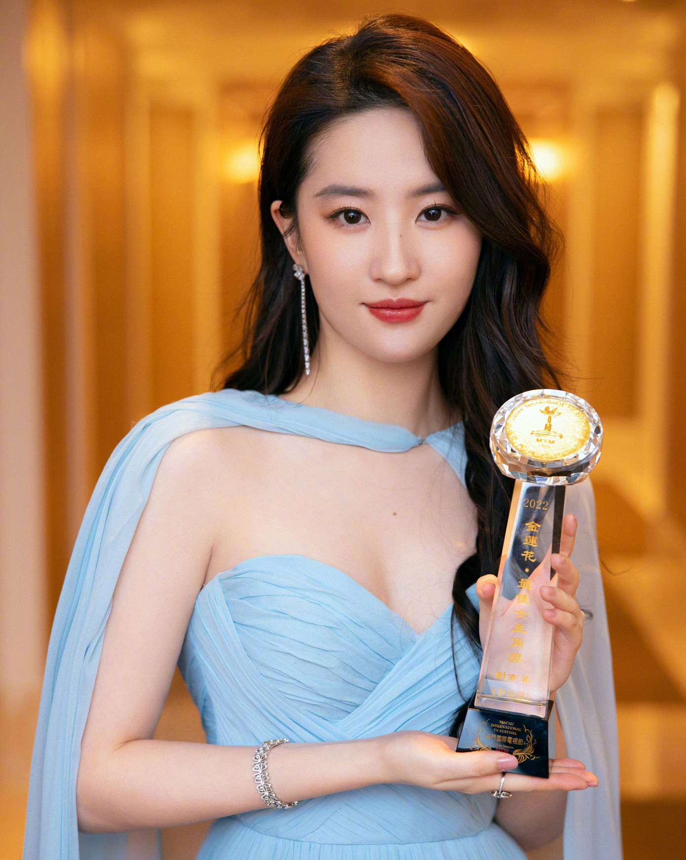 Mộng hoa lục là bộ phim trở lại màn ảnh nhỏ của Lưu Diệc Phi sau 16 năm, kể từ Thần điêu đại hiệp (2006). Hiện tại, cô không còn là &quot;thần tiên tỷ tỷ&quot; nữa mà đã là người phụ nữ hơn 30 tuổi. Do đó, Lưu Diệc Phi lựa chọn nhân vật chín chắn, đẹp mặn mà, có nét quyến rũ. Sự thay đổi này giúp Lưu Diệc Phi nhận về thành công vang dội, khi cô không &quot;cưa sừng làm nghé&quot;, cố đóng vai thiếu nữ như nhiều minh tinh khác.