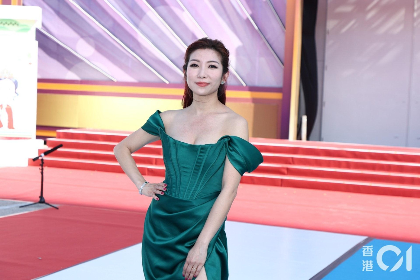 Trong đó, hai người đẹp Chu Khải Đình - Á hậu 2 Hoa hậu Hong Kong 2001 - và người đẹp Trương Hy Văn lại gây chú ý vì gặp sự cố váy áo. Trong đó, hai người đẹp Chu Khải Đình - Á hậu 2 Hoa hậu Hong Kong 2001 - và người đẹp Trương Hy Văn lại gây chú ý vì gặp sự cố váy áo.