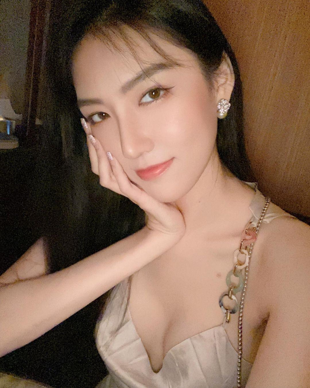 Tuy nhiên, sau khi clip Tăng Chí Vỹ cưỡng hôn Lebara được cô đăng tải, những thông tin về đời tư của cô cũng là điều khiến nhiều khán giả tò mò. Theo đó, dù không có sự nghiệp thành công rực rỡ, hay là sao hạng A của giới giải trí, Lebara lại thường xuyên tham dự những bữa tiệc của giới thượng lưu xứ Hương Cảng.