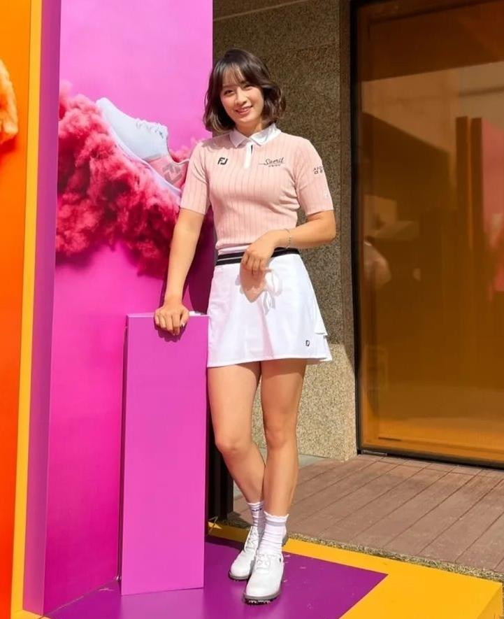 Vẻ đẹp mạnh khỏe, gợi cảm của Park Gyeol trên sân golf. Cô cũng được đánh giá có phong cách thời trang cuốn hút.