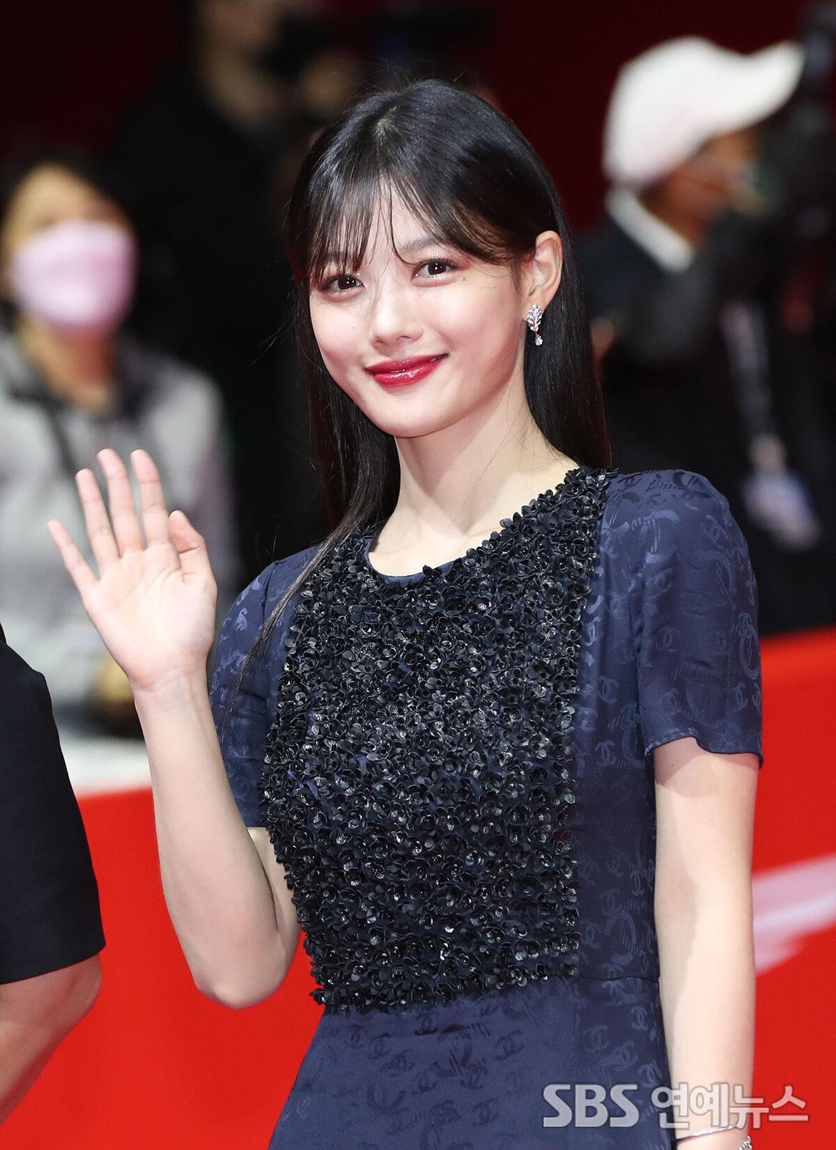 "Em gái quốc dân" Kim Yoo Jung được đánh giá là nổi bật nhất thảm đỏ dù không mặc trang phục gợi cảm. Vẻ đẹp thanh lịch, dịu dàng khi trưởng thành của Kim Yoo Jung được khán giả Hàn Quốc yêu thích.