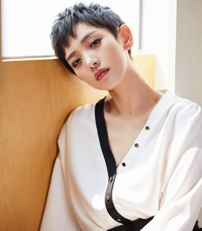 Lý Hiểu Phong sinh năm 1982, có phong cách cá tính khác với vẻ đẹp nữ tính của Dương Mịch. Nữ diễn viên cao 1,74 m, đôi chân dài. Lý Hiểu Phong từng kết hôn với một thương gia người Bắc Kinh và có một con trai. Sự nghiệp của cô không quá nổi bật, bộ phim nổi tiếng nhất là Lý Hiểu Phong tham gia là Phương Hoa của đạo diễn Phùng Tiểu Cương. Lý Hiểu Phong sinh năm 1982, có phong cách cá tính khác với vẻ đẹp nữ tính của Dương Mịch. Nữ diễn viên cao 1,74 m, đôi chân dài. Lý Hiểu Phong từng kết hôn với một thương gia người Bắc Kinh và có một con trai. Sự nghiệp của cô không quá nổi bật, bộ phim nổi tiếng nhất là Lý Hiểu Phong tham gia là Phương Hoa của đạo diễn Phùng Tiểu Cương.