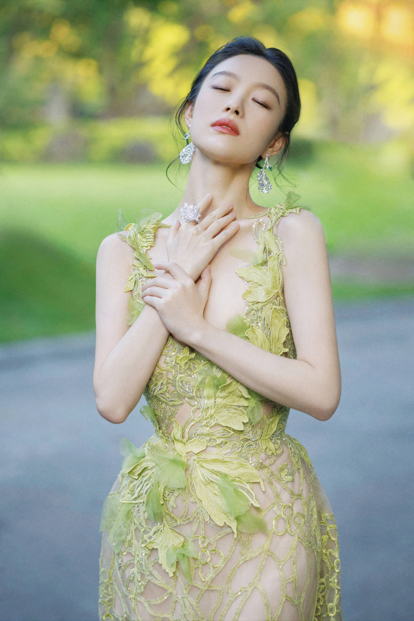 Nghê Ni hoạt động mạnh trong lĩnh vực thời trang và vẫn kém duyên với giải thưởng diễn xuất. Nghê Ni hoạt động mạnh trong lĩnh vực thời trang và vẫn kém duyên với giải thưởng diễn xuất.