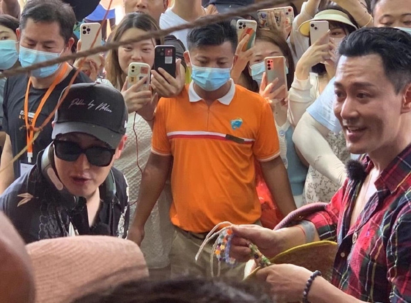 Hàng trăm khán giả chen lấn để nhìn Lâm Phong khi anh ghi hình ngoài trời.