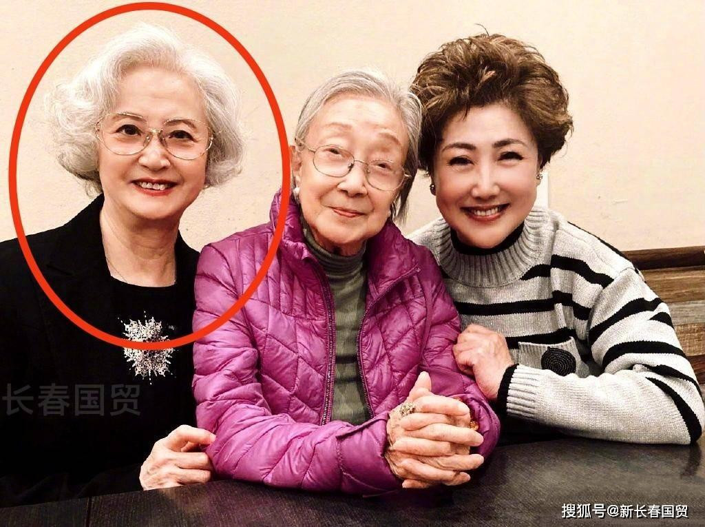 Ánh nhìn sắc lẹm của Dương Xuân Hà trong vai Bạch Cốt Tinh. Ánh nhìn sắc lẹm của Dương Xuân Hà trong vai Bạch Cốt Tinh.