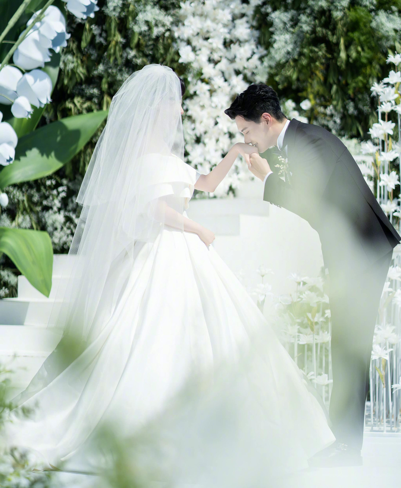 iFeng cho biết thêm tổng chi phí tổ chức lễ cưới của Trương Mông lên đến hàng triệu USD. Trong đó, bộ trang sức bằng vàng, huyết ngọc mà cô đeo trong đám cưới truyền thống đã có giá hơn 10 triệu NDT (1,3 triệu USD). Ngoài ra, còn có chi phí thuê địa điểm, trang trí hoa...