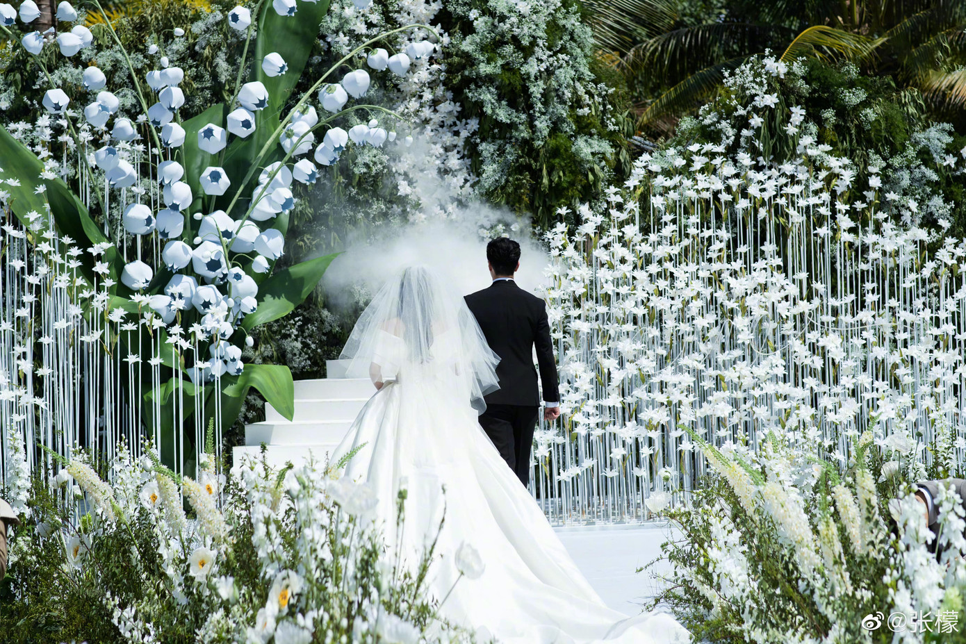 Theo Sina, toàn bộ không gian tiệc cưới của Trương Mông được trang trí bằng hoa lưu ly và hoa lồng đèn với tông màu trắng chủ đạo, tạo nên khung cảnh lãng mạn, sang trọng, thuần khiết.